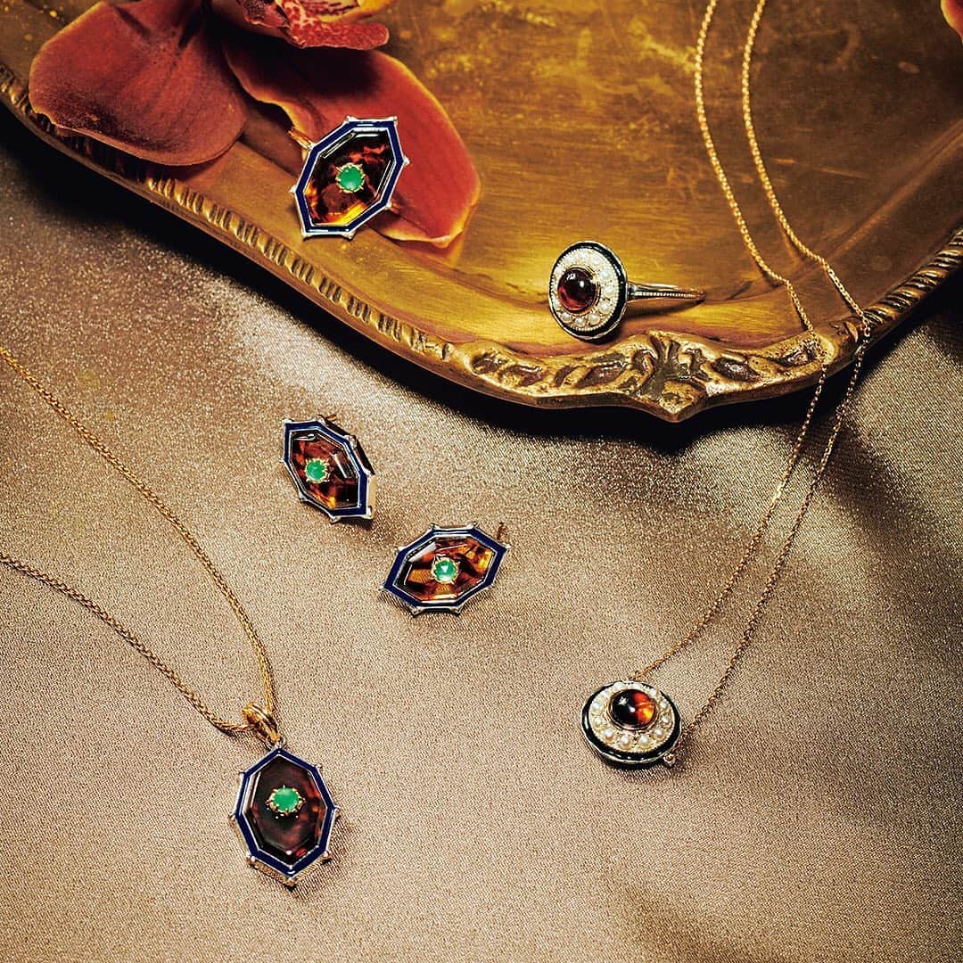 ageteさんのインスタグラム写真 - (ageteInstagram)「・【2019 Autumn Collection_AMBER】  深く濃い色のマーブル柄に仕上げたリファインドアンバーに、樹脂やパールでアクセントを。 まるでルネサンス期のエナメルジュエリーのような鮮やかなデザインに。 #agete #jewelry #accessory #pirced #ring #necklace #amber #autumn #collection #newarrivals #アガット #ジュエリー #アクセサリー #ピアス #リング #ネックレス #アンバー #秋 #コレクション #新作」7月9日 19時24分 - agete_official
