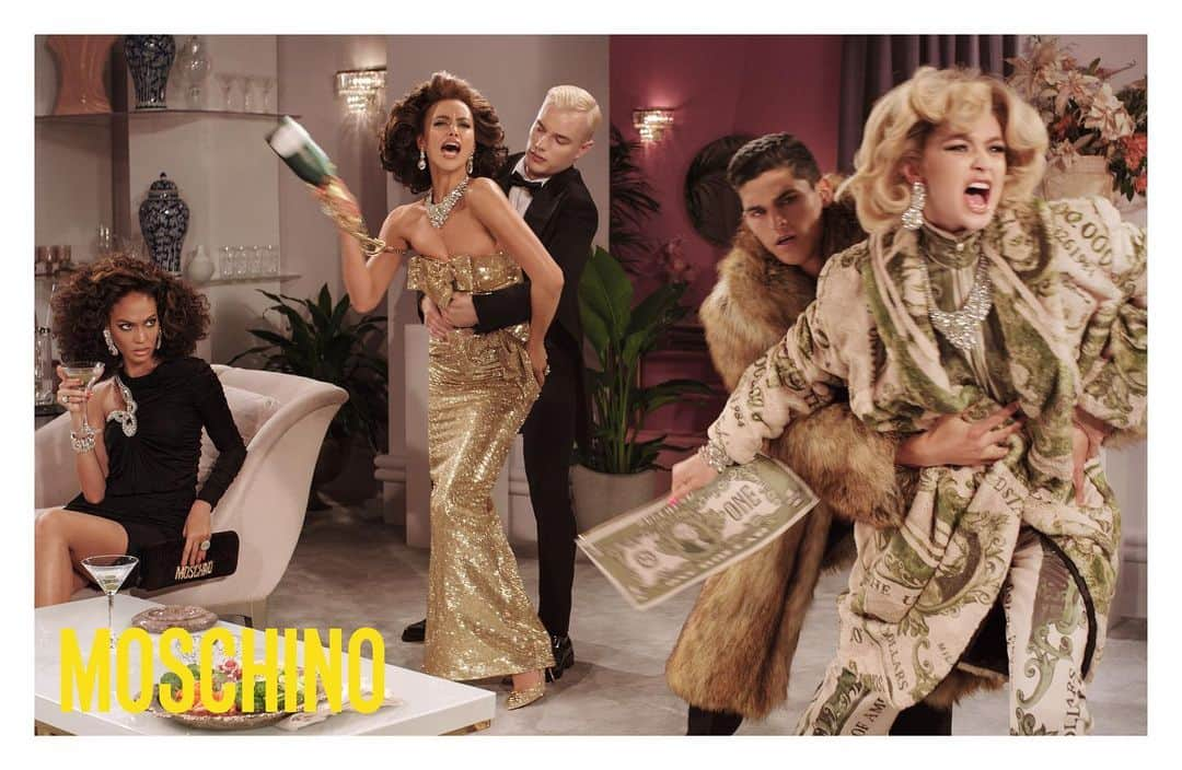 Moschinoさんのインスタグラム写真 - (MoschinoInstagram)「#Repost @gigihadid ・・・ ON THIS SEASON OF @MOSCHINO..‼️📺🍸💸😆 FW19 Campaign by the Greats #StevenMeisel @itsjeremyscott @carlynecerfdedudzeele @guidopalau @patmcgrathreal a million thank you’s. I love you all so much @joansmalls @irinashayk #gigihadid #joansmalls #irinashayk @denek_k @trevorsiggs @pg_dmcasting @samuel_ellis @duzansky #denekkania #trevorsignorino」7月9日 19時27分 - moschino