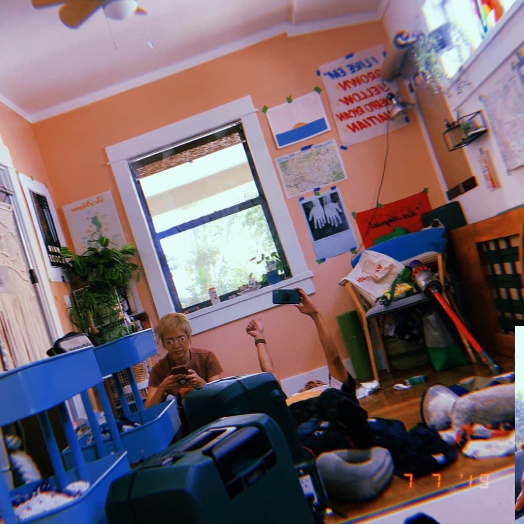 のインスタグラム：「Flew to Italy 🇮🇹Hella hyped on Pasta and dance moves out here. @larkinpoynton accidentally sat on his airplane food, saw @tali_1301 Wednesday last week in Silverlake. Life is pretty damn cool. S/o @ayehasegawa for keeping me on point, I love you. . . . @idancecampofficial @simoneginanneschi let’s do this thing. 🙏🏽」