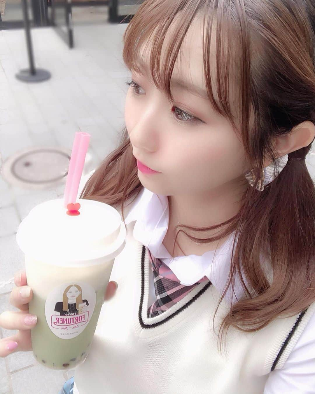 新矢皐月さんのインスタグラム写真 - (新矢皐月Instagram)「♡ ♡ ------------------------------------ 🍹#フォーチュナーティーボックス  渋谷区神宮前3-27-15 FRAG 1階 ------------------------------------ . . タピオカが小粒でモチモチ！ . まありさんがストロベリー🍓 私は抹茶を🍵 . . チーズティーなので抹茶合うのかなと思いましたが めちゃくちゃ飲みやすく美味しかったです！！！ . . みなさんなら何味にしますか？？ . . #タピオカ巡り #原宿タピオカ  #原宿カフェ  #制服コスプレ #タピオカ抹茶 #harajukucafe #抹茶 #maccha  #japanesegirl #韓国制服 #韓国制服レンタル #表参道カフェ #表参道タピオカ #チーズティー #チーズティー専門店  #被写体 #フォロー大歓迎 #followbackalways」7月9日 19時34分 - araya_satsuki