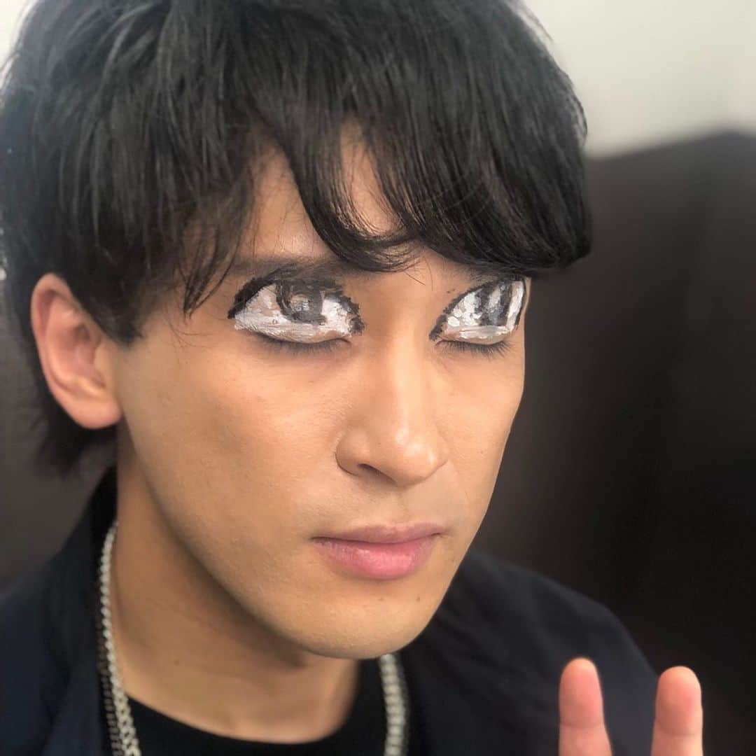 としみつのインスタグラム：「皆には、まじでこの時間帯「1ミリも目を開けていない」という事は分かって欲しいんだよね。  何の事かそのうち分かります。笑」