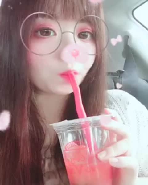 hoshizaki eriのインスタグラム：「. 最近のはまり物タピオカジュース🍹 #beautyplus のおすすめ動画フィルターで 撮ってみました❣️(*´ω`*) 今日はピーチ🍑オレンジ🍊味💗 BGM:UNISON SQUARE GARDEN🎵💕🍀 . BeautyPlusには、 他にも可愛いフィルターや お役立ちの機能が沢山有るから ぜひぜひ 試してみてねー！💕🍀 . . #beautyplus #cameraapp #cameraappli #rabbit🐰#pretty #愛用アプリ #愛用カメラアプリ #可愛いフィルター #うさぎ🐰 #タピオカジュース🍹 #タピ活 #unisonsquaregarden #pinkmake💄 #iwannabelieve夜を行く#unison15th #pleaselikeit #likebackalways #followme #followback #相互フォロー #맞팔 #팔로미 #뷰티인스타 #셀스타그램 #셀카 #📷 @beautyplus_jp」