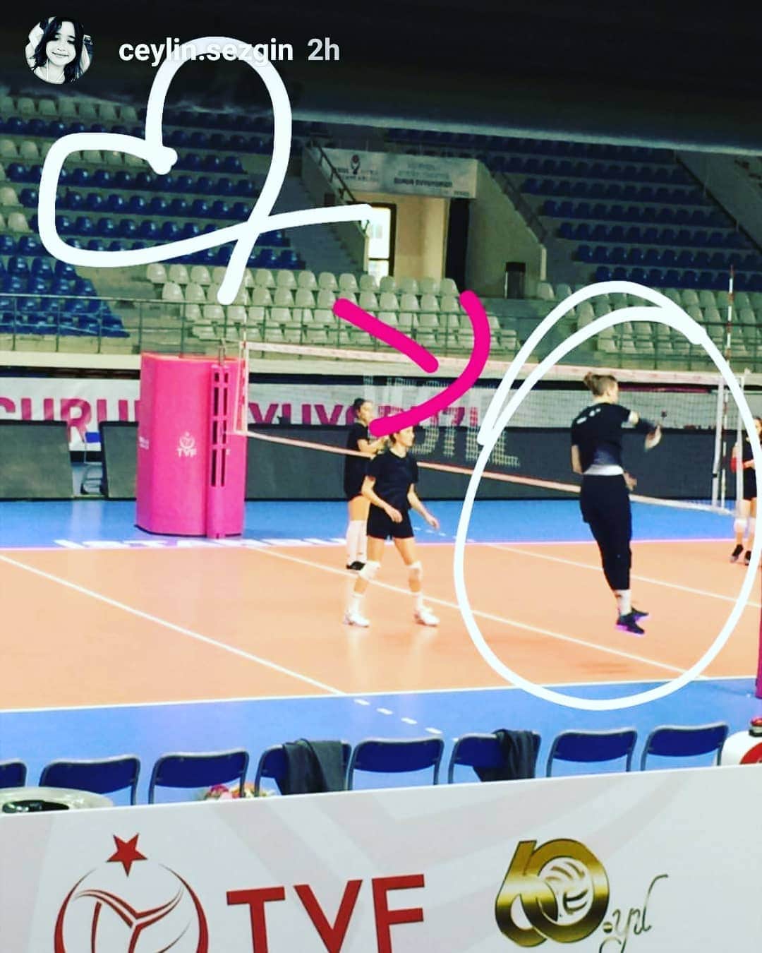 ミア・イエルコフのインスタグラム：「💕🏐📸」