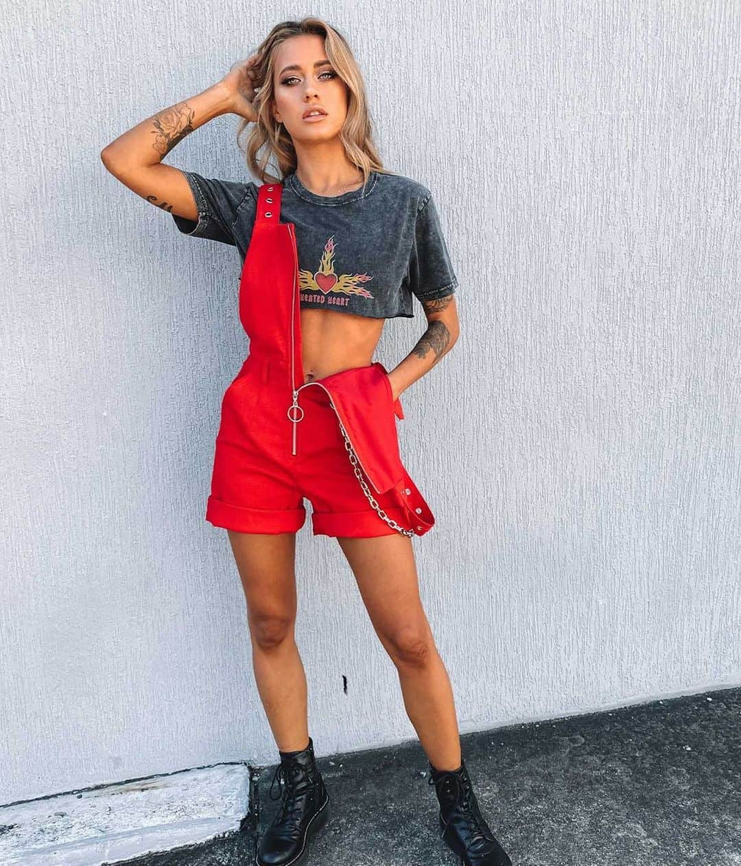 Beginning Boutiqueさんのインスタグラム写真 - (Beginning BoutiqueInstagram)「Splendour vibes ⚡ Festival 'fit sorted! Tap to shop the Right There Overalls Red & Heated Heart Tee Black! #splendourinthegrass」7月9日 19時40分 - beginningboutique