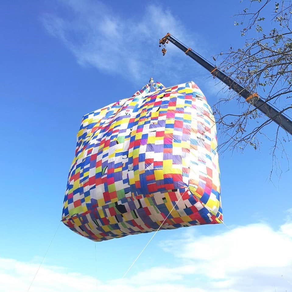 シアタープロダクツのインスタグラム：「【KAMEOKA FLY BAG】 環境問題について考え行動する機会が増えることを願い、立ち上がった 「KAMEOKA FLY BAG Project」。 先週7月6日（土）～7日（日）、 FLYBAGのキックオフイベントとしてインスタレーション作品を展示。 役目を終えたパラグライダーの生地を再利用した巨大なバッグが京都府亀岡市の空に高く舞い上がりました。  11月にはこの大きなFLY BAGを切り分け小さなバッグを作るワークショップも開催します。 大きく、やがて小さくなってまちを彩るバッグが象徴となり、環境への想いを広げます。  #theatreproducts  #シアタープロダクツ  #kameoka  #かめおかプラスチックごみゼロ宣言  #flybag」