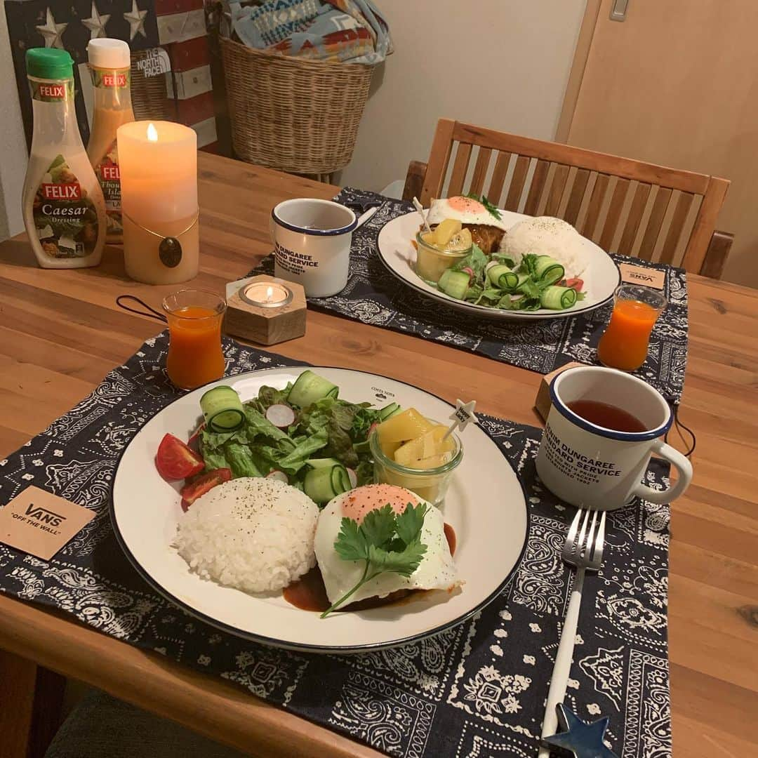 NANAさんのインスタグラム写真 - (NANAInstagram)「今日の夕飯🍽 ☆ デミグラスハンバーグ サラダ ご飯 ゴールドキウイ 野菜ジュース ☆ 久しぶり時間かけてハンバーグ作った🤗デミグラスソースも美味しくできてよかった！目玉焼きはテッパン👌 ☆ ☆ 美味しい美味しいって食べてくれて嬉しい☺🙌❤ハンバーグは外食で食べるより自分で作った方が絶対美味しい😋 ☆ 今日のまる子の三者面談10分w🤭ひなせは毎回1時間コースw😂 ☆ ☆ まる子はもう行きたい高校決まってるからとりあえず悩む事はない ☆ 親は色々お金かかるから大変だなー💸😭 ☆ なんか梅雨明けまだまだみたいだね😩今日とか寒かったし😑体調壊すわ〜 ☆ #ハンバーグ#ハンバーグプレート #foodie#おうちカフェ#food#homemade#instafood#手料理#foodphoto#テーブルコーディネート#時短レシピ#ヘルシーメニュー#fooddaily#foodpic#foodstagram#おうちごはん#暮らし#節約レシピ#dinner#foodporm#vscofood#japanesefood#foodstyling#料理写真#夕飯#ワンプレート#愛情ご飯#nanasrecipe」7月9日 19時44分 - nana1977hs