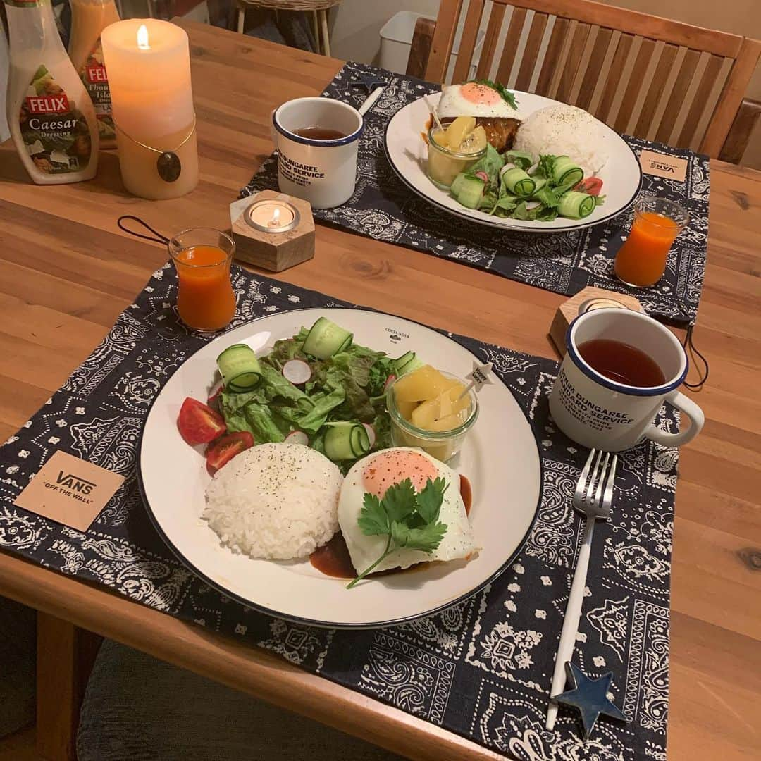 NANAさんのインスタグラム写真 - (NANAInstagram)「今日の夕飯🍽 ☆ デミグラスハンバーグ サラダ ご飯 ゴールドキウイ 野菜ジュース ☆ 久しぶり時間かけてハンバーグ作った🤗デミグラスソースも美味しくできてよかった！目玉焼きはテッパン👌 ☆ ☆ 美味しい美味しいって食べてくれて嬉しい☺🙌❤ハンバーグは外食で食べるより自分で作った方が絶対美味しい😋 ☆ 今日のまる子の三者面談10分w🤭ひなせは毎回1時間コースw😂 ☆ ☆ まる子はもう行きたい高校決まってるからとりあえず悩む事はない ☆ 親は色々お金かかるから大変だなー💸😭 ☆ なんか梅雨明けまだまだみたいだね😩今日とか寒かったし😑体調壊すわ〜 ☆ #ハンバーグ#ハンバーグプレート #foodie#おうちカフェ#food#homemade#instafood#手料理#foodphoto#テーブルコーディネート#時短レシピ#ヘルシーメニュー#fooddaily#foodpic#foodstagram#おうちごはん#暮らし#節約レシピ#dinner#foodporm#vscofood#japanesefood#foodstyling#料理写真#夕飯#ワンプレート#愛情ご飯#nanasrecipe」7月9日 19時44分 - nana1977hs