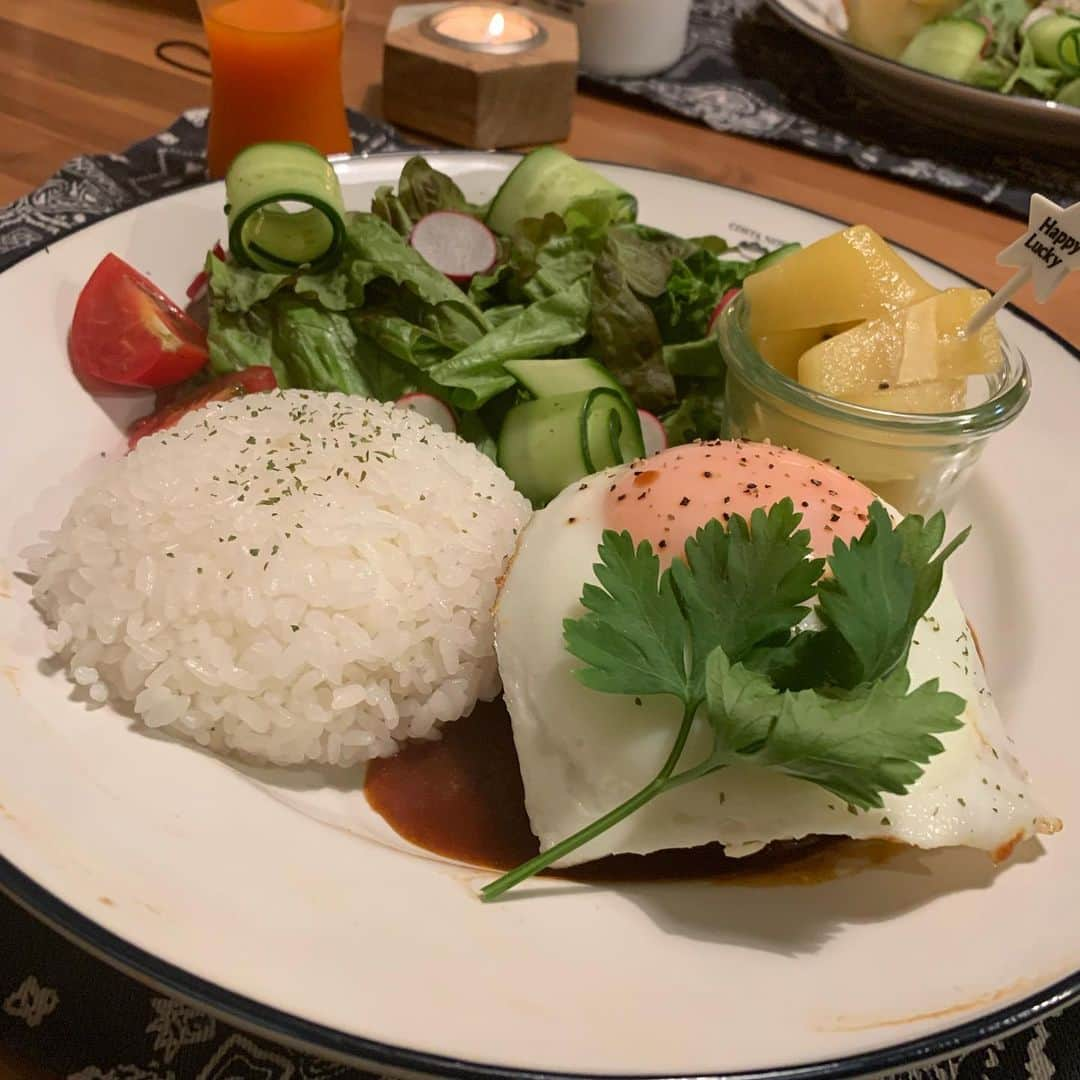 NANAさんのインスタグラム写真 - (NANAInstagram)「今日の夕飯🍽 ☆ デミグラスハンバーグ サラダ ご飯 ゴールドキウイ 野菜ジュース ☆ 久しぶり時間かけてハンバーグ作った🤗デミグラスソースも美味しくできてよかった！目玉焼きはテッパン👌 ☆ ☆ 美味しい美味しいって食べてくれて嬉しい☺🙌❤ハンバーグは外食で食べるより自分で作った方が絶対美味しい😋 ☆ 今日のまる子の三者面談10分w🤭ひなせは毎回1時間コースw😂 ☆ ☆ まる子はもう行きたい高校決まってるからとりあえず悩む事はない ☆ 親は色々お金かかるから大変だなー💸😭 ☆ なんか梅雨明けまだまだみたいだね😩今日とか寒かったし😑体調壊すわ〜 ☆ #ハンバーグ#ハンバーグプレート #foodie#おうちカフェ#food#homemade#instafood#手料理#foodphoto#テーブルコーディネート#時短レシピ#ヘルシーメニュー#fooddaily#foodpic#foodstagram#おうちごはん#暮らし#節約レシピ#dinner#foodporm#vscofood#japanesefood#foodstyling#料理写真#夕飯#ワンプレート#愛情ご飯#nanasrecipe」7月9日 19時44分 - nana1977hs