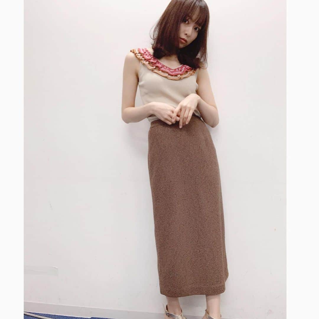 のインスタグラム：「. . 今日履いてる茶色のスカートは おばあちゃんのおさがり👵💕 私が履いてみたいと言ったら 驚き喜んでくれて。 それも嬉しかったな♡ . おばあちゃんがもう着ないお洋服の中で 着れるもの結構あるかもと 私も意外だなぁと思いながら 何枚かいただきました💕 . こうゆうやりとりおもしろいし ほっこり☺️ おばあちゃんありがとう✨ .  #おばあちゃん #お洋服 #clothes #おさがり #お気に入り #スカート #skirt #grandmother #ありがとう #萌服 #長谷川萌美」
