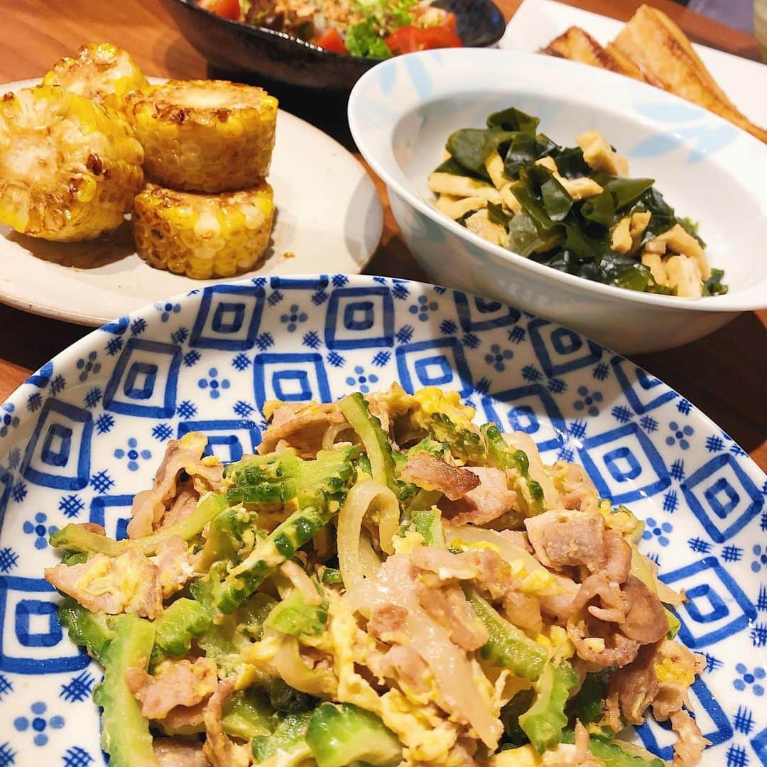 岡部玲子さんのインスタグラム写真 - (岡部玲子Instagram)「本日の低糖質晩ご飯🍴 ゴーヤもいただき物☺️糸ワカメもいただき物☺️トマトもいただき物☺️ トウモロコシは昨日の残りを焼きトウモロコシに🌽✨ #岡部玲子 #子育て #主婦 #アラフォーママ #タレント #レポーター #39歳 #ジュニアアスリートフードマイスター #ゴーヤチャンプル #糸わかめ #低糖質 #ロカボ #ロカボ飯 #mama #talent #reporter #instagood #f4f #healthy #healthyfood #lowcarb #diet #happy #smile #japanese」7月9日 20時01分 - reiko_okabe