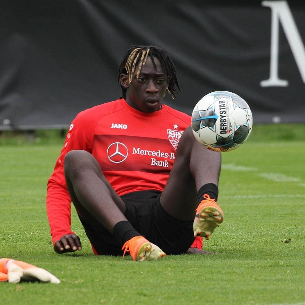 VfBシュトゥットガルトさんのインスタグラム写真 - (VfBシュトゥットガルトInstagram)「@t.coulibaly7 ⚽️👌 #VfB #trainingslager #stgallen #vfbstuttgart #vfbstuttgart1893 #skills #VfBInsta」7月9日 19時54分 - vfb