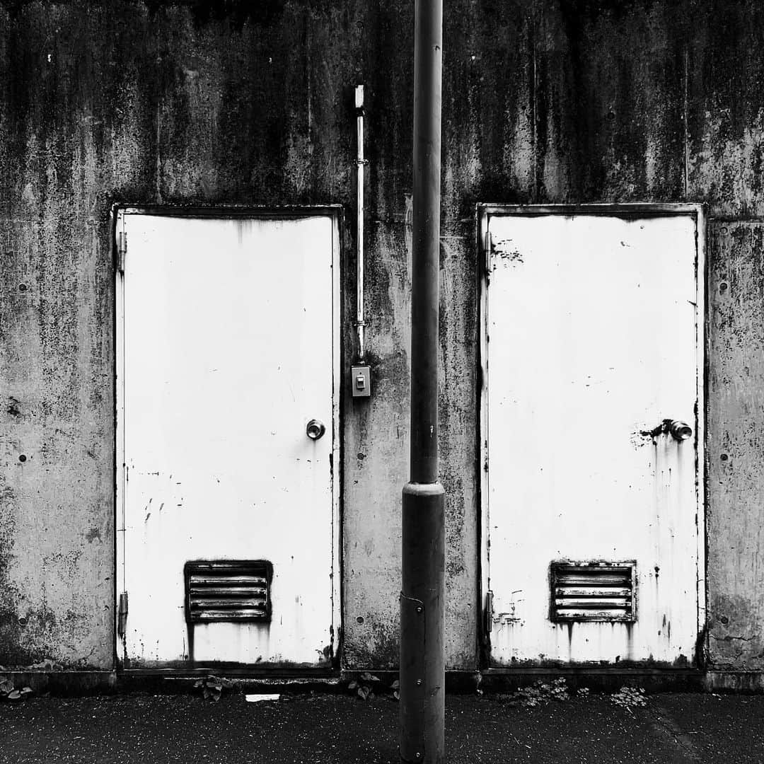 のインスタグラム：「選択 - Choice / iPhone XR + Snapseed,20190710 . . . . #royalsnappingartists #infamous_family #rsa_main #infinity_photo_cult #2_fineart #jp_gallery #jp_gallery_bnw #trb_bnw #wp_bnw  #bnw_life #bnwlife_member #bnw_life_shots #bnw_captures #world_bnw #top_bnw #team_jp_ #team_jp_モノクロ #ig_energy_bw #ig_nihon #streetphotographybnw #igersjp #blackandwhite #bnw #bnwphoto #monochrome #bw #bnwphotography #ShotOniPhone #shotoniphoneXR」
