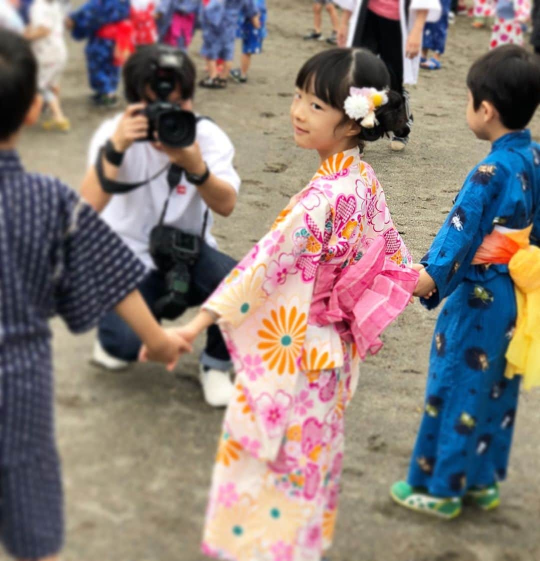 gracocoro Ryoko ONLINE SHOP＜グラこころ＞さんのインスタグラム写真 - (gracocoro Ryoko ONLINE SHOP＜グラこころ＞Instagram)「幼稚園の夏祭り🍉 あどけない年少さんたちのかわいさに悶えつつ 年長さんの今年はみんな踊りも上手👏 クラスのママたちで 「成長してるよね😂」と盛り上がりました☺️ ・ 毎年先生お手製のお面たちも 眼を見張る出来栄え！ 仲良しの先生が 息子にも、ぜひ！と手渡してくれ ほっこり🐻 ・ 私がうっかりしていて 直前に髪の毛を切りすぎて🙀 娘の希望のお団子スタイルには 短すぎるーとなって 急遽付け毛をポチ💦 ２つに分けてまとめた髪に シュシュのようにつけるだけで決まるので 下の子がいてバタバタな中の支度には 逆にありがたかった😂 ・ やっぱり浴衣姿って この季節ならではで 本当に可愛い☺️💕 娘も朝から本当に嬉しそうで✨ 今年は何回着れるかな〜👀 ・ ・ #ママライフ #女の子ママ #幼稚園ママ #年長 #年長さん #夏祭り #浴衣 #浴衣ヘアアレンジ #ゆかたヘア #ゆかた」7月9日 19時57分 - gracocoryoko