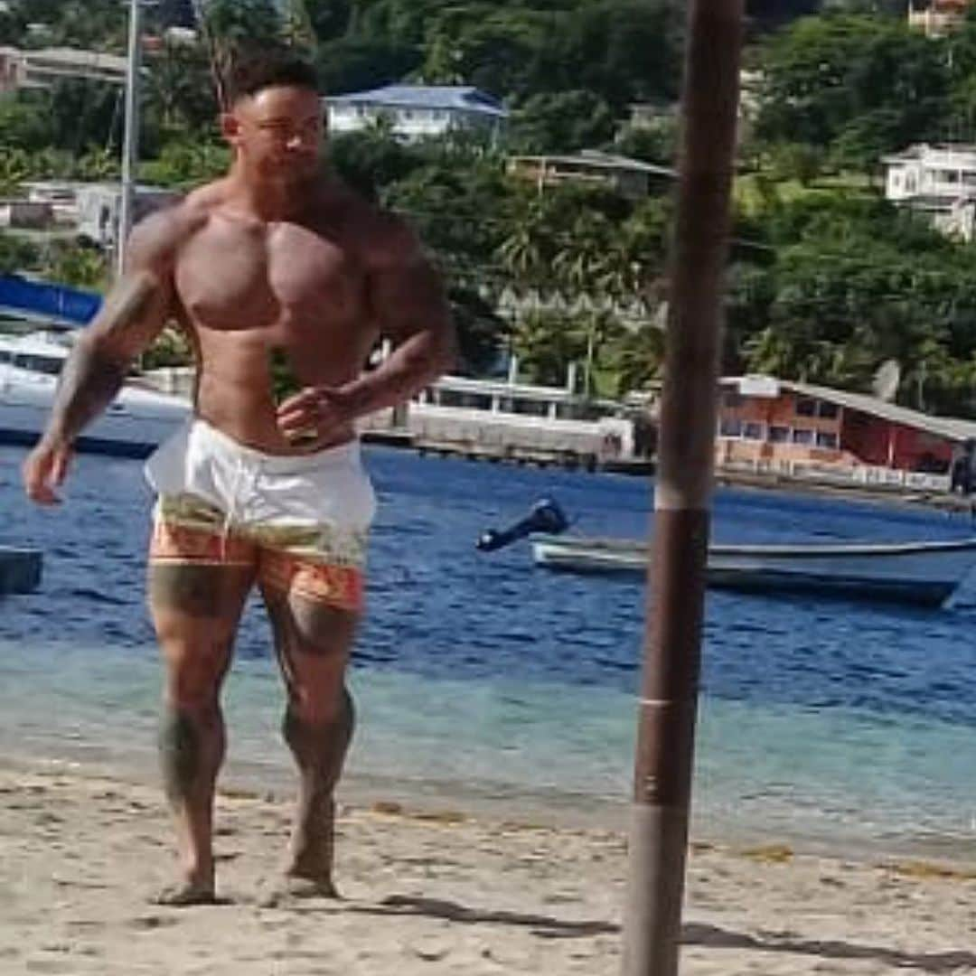 アシュリー・ケインさんのインスタグラム写真 - (アシュリー・ケインInstagram)「Shit quality pic but when a random person from the beach takes a pic of you then has to run and tell you "Look bwoyyyy you actually da fucking hulk!" It's worth a post! 🤣💪🏾 #Hulk #Marvel #Avengers #StVincent #Caribbean」7月9日 19時57分 - mrashleycain