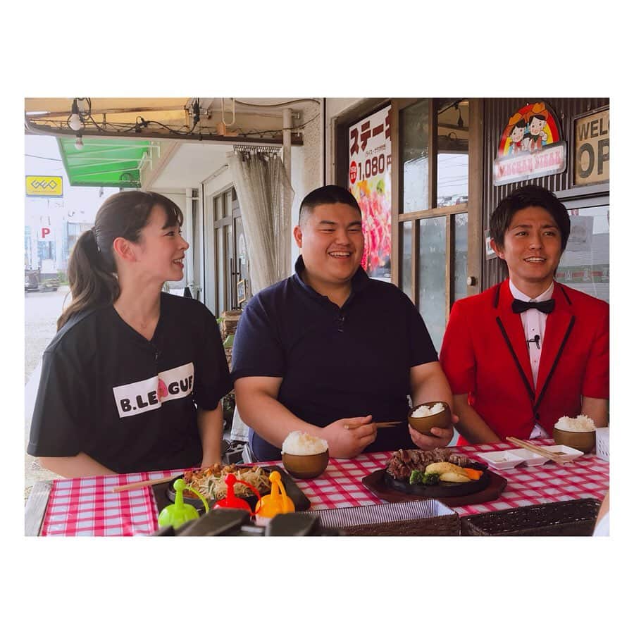 酒井瞳さんのインスタグラム写真 - (酒井瞳Instagram)「今回の #よかばん ばんめしは肉祭り後編で #けんちゃんステーキ に行ってきました！元力士のキャラ濃い店長が美味しい美味しいお肉を焼いてくれます！アットホームなお店で一人でも立ち寄れちゃいそう。笑 そしてお約束の視聴者プレゼントもまたまたゲットしましたよ！！元力士に押し相撲で勝った！酒井負けなし！笑 みなさんぜひ食べに行ってみてね(^ ^) #宮崎 #UMK #肉 #いただきます #ごちそうさまでした #美味しい #食べるの好きな人と繋がりたい」7月9日 20時00分 - s.sakaihitomi