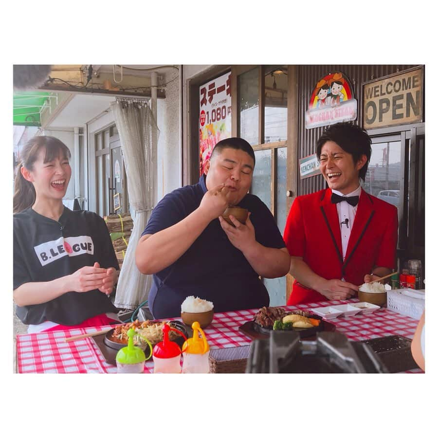 酒井瞳さんのインスタグラム写真 - (酒井瞳Instagram)「今回の #よかばん ばんめしは肉祭り後編で #けんちゃんステーキ に行ってきました！元力士のキャラ濃い店長が美味しい美味しいお肉を焼いてくれます！アットホームなお店で一人でも立ち寄れちゃいそう。笑 そしてお約束の視聴者プレゼントもまたまたゲットしましたよ！！元力士に押し相撲で勝った！酒井負けなし！笑 みなさんぜひ食べに行ってみてね(^ ^) #宮崎 #UMK #肉 #いただきます #ごちそうさまでした #美味しい #食べるの好きな人と繋がりたい」7月9日 20時00分 - s.sakaihitomi