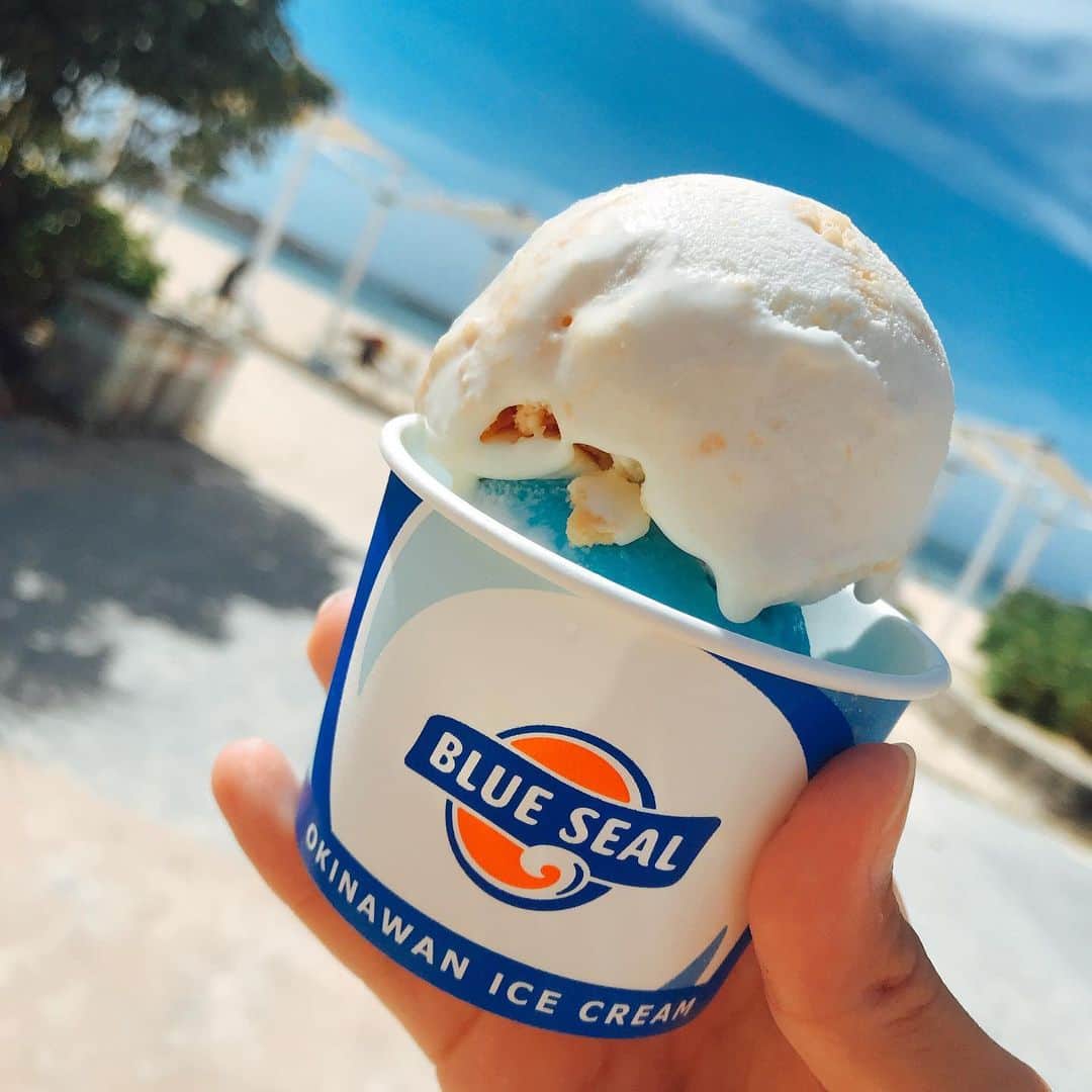 永井志帆のインスタグラム：「気に入ってる写真  ブルーシールアイス実は池袋にもあるんだって。 でも海辺で食べるアイスは格別だったー #icecream#blueseal#沖縄#海#海辺#ダイヤモンドビーチ#アイスクリーム#夏」
