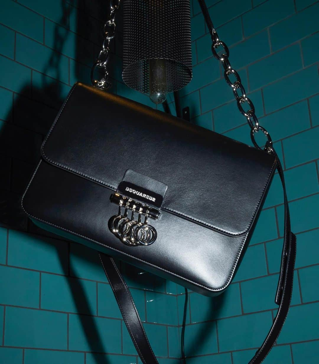 ディースクエアードさんのインスタグラム写真 - (ディースクエアードInstagram)「The Key Bag in the all black colorway, from the Pre-Fall’19 collection. Promised, it will go with anything. Tap to shop. #Dsquared2 #D2Keybag」7月9日 20時09分 - dsquared2