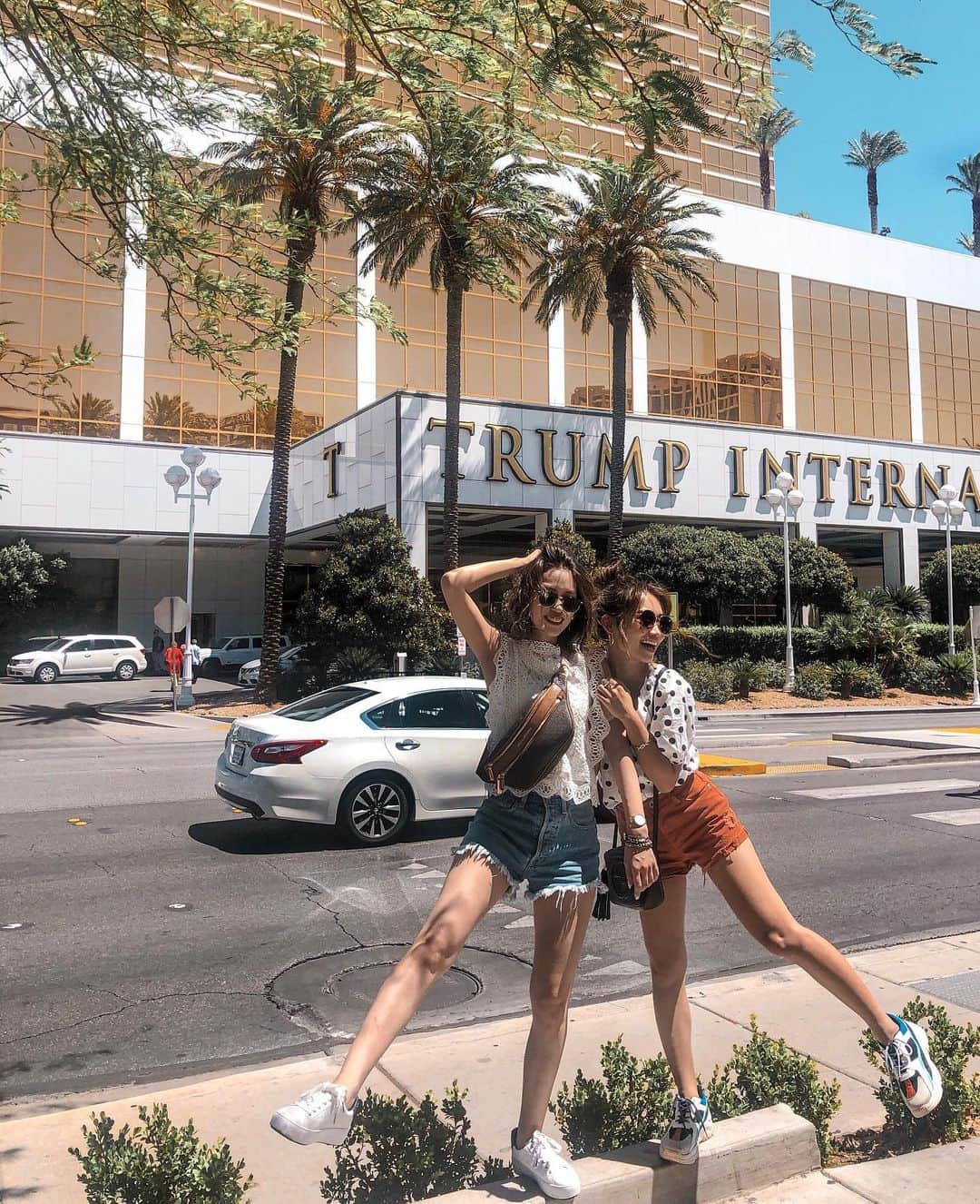 中嶋杏理さんのインスタグラム写真 - (中嶋杏理Instagram)「﻿ ﻿ まだあるラスベガスの写真🏨🇺🇸﻿ ﻿ 泊まったTRUMP HOTELは﻿ 何でもあるショッピングモール﻿ "FASHION SHOW🛍"のすぐ近くで﻿ お買い物に最適な場所だったよ👌🏼﻿ ﻿ そしてこの日はお買い物コーデで﻿ 歩きやすさと動きやすさ重視👟﻿ ﻿ ﻿ #LasVegas﻿ #nevada  #shopping ﻿ ﻿ ﻿﻿」7月9日 20時03分 - anrinakajima