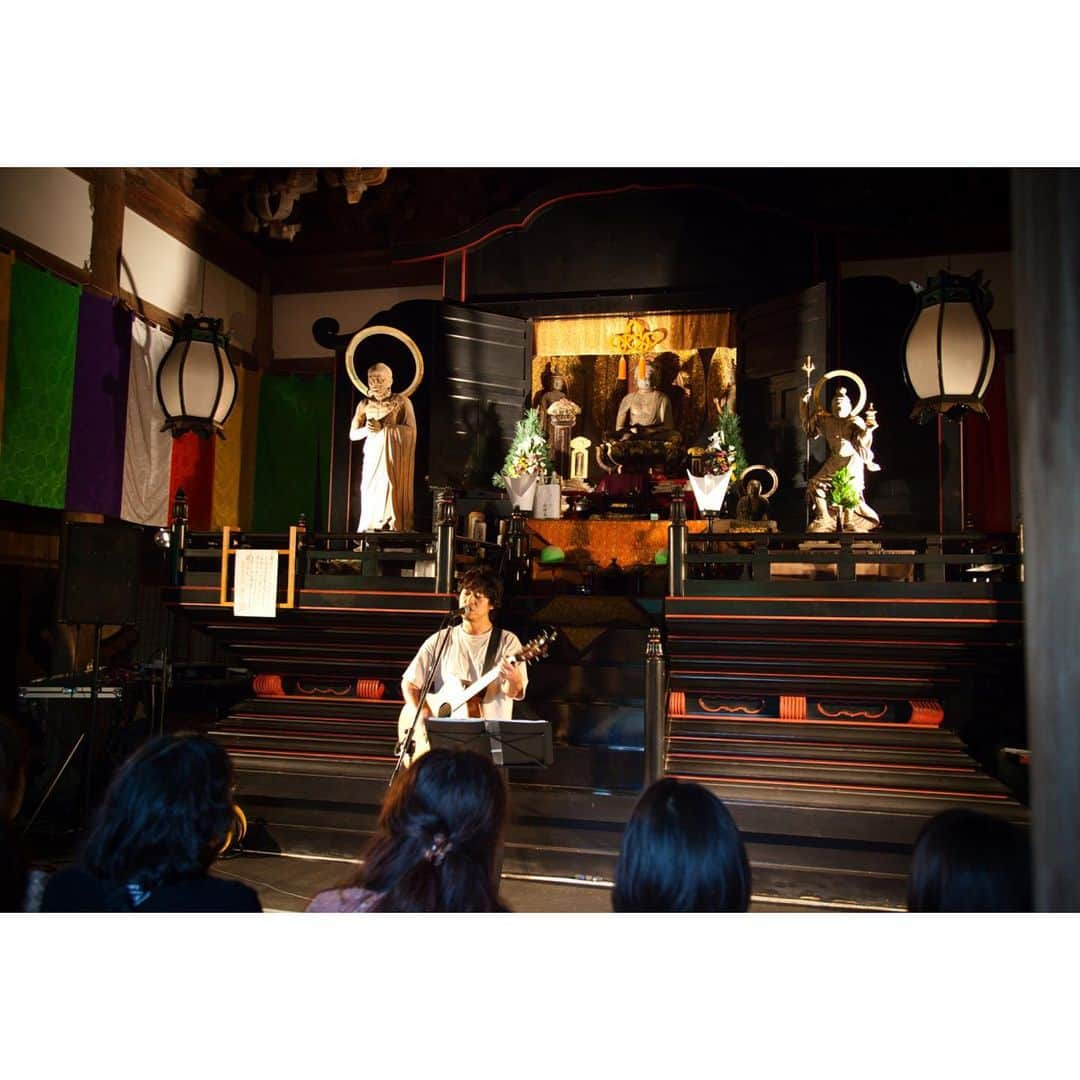 山田将司さんのインスタグラム写真 - (山田将司Instagram)「2019.6.30茨城県潮来市長勝寺で行われた 『鹿行ジャンボリー』 本堂内というとても貴重な体験。 大切な仲間達と朝まで呑み語り歌い明かし蚊に刺されまくった 笑 最高の時間だったよ！！ 茨城県鹿嶋市のバンドobiのベップ@obi_vo_bpとも、キズナソングやらせて貰ったよ。 ありがとう！！！ #鹿行ジャンボリー」7月9日 20時03分 - y.masashiii