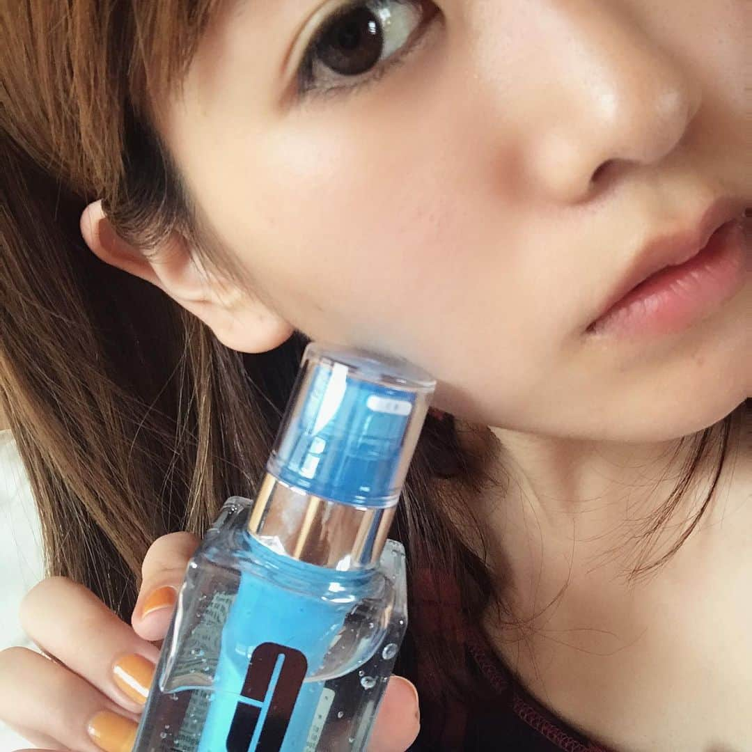 清川芽生さんのインスタグラム写真 - (清川芽生Instagram)「気になっていたクリニークiDを夏のお肌ケアに使ってみた✨😊﻿ ﻿ ﻿ なんと自分のお肌に合わせてカスタマイズできる、美容整肌成分が入ったちょっと贅沢な乳液ケアができるんです💗﻿ ﻿ ﻿ 店頭、webで自分に合った3つの保湿ベースの中から1つ👇﻿ ﻿ ❤︎乳液（乾燥〜混合肌用）﻿ ❤︎ジェル乳液（混合〜脂性肌）﻿ ❤︎ジェル状保湿液（すべてのスキンタイプ用）﻿ ﻿ ﻿ 5つの美容整肌成分が入ったカートリッジ コンセントレートから1つ👇﻿ ﻿ ❤︎ゆらぎ肌ケア﻿ ❤︎角層ケア﻿ ❤︎ブライトニング﻿ ❤︎エネルギー﻿ ❤︎エイジングケア﻿ ﻿ ﻿ こちらを選んでカスタムできるんです☺️✨﻿ ﻿ ﻿ モイスチャーベースとコンセーレートが同時に出せる特殊なパッケージもセットするのが楽しい♬﻿ ﻿ ﻿ 私はこちらを使いました🧴﻿ ❤︎ジェル状保湿液（すべてのスキンタイプ用）＋❤︎角層ケア﻿ ﻿ ﻿ 保湿をしながらくすみの原因になる角層ケアやターンオーバーのケアができちゃうという組み合わせ✨﻿ ﻿ ﻿ 使い心地は、﻿ 保湿液は良く伸びるので、化粧水のように軽いテクスチャーでぐんぐん潤い補給できるのが嬉しい😆💕﻿ ﻿ ﻿ 同時に角層ケアの美容成分も入ってるから、一石二鳥🕊﻿ ﻿ ﻿ テクスチャーも軽いからフェイスマッサージもできちゃうので、くすみやむくみにも良いですよ🌟﻿ ﻿ ﻿ 合わせて使うとおすすめなのは、﻿ ターンアラウンドセラムAR💖﻿ ﻿ ﻿ 毛穴、ザラつき、メークのりが気になる肌に対して、キメを整えなめらかな「瞬間つるん肌」に。﻿ 正常なターンオーバーをサポートしてくれる。という美容液!😊﻿ ﻿ ﻿ 柔らかなつけ心地なのに、乗せた後はふわさらな感触でお肌をバリアしながら角質ケアができちゃうのがお気に入り😌💕﻿ ﻿ ﻿ 素肌美人を目指していけるのがいいなと思ったよ♬﻿ ﻿ ﻿ クリニークは、パラベン（防腐剤）、フタル酸エステル、香料不使用﻿ ﻿ ﻿ 肌への刺激が少ないまま効果を生み出す処方に最大限力を尽くすというコンセプトのもと作られているので安心なところがいい☺️🌱﻿ ﻿ ﻿ 気になる方は是非店頭でも、お試ししてみてくださいね✨﻿ ﻿ ﻿ @cliniquejp﻿ ﻿ #私だけのiD #クリニークiD #ターンアラウンドセラムAR #角層ケア #クリニーク #美容 #コスメ #美肌 #スキンケア #ノンパラベン #くすみ #ジェル #毛穴 #素肌美 #デイリースキンケア #美容液 #コスメレポ #cosme #beauty #clinique #pr」7月9日 20時05分 - mei0508_