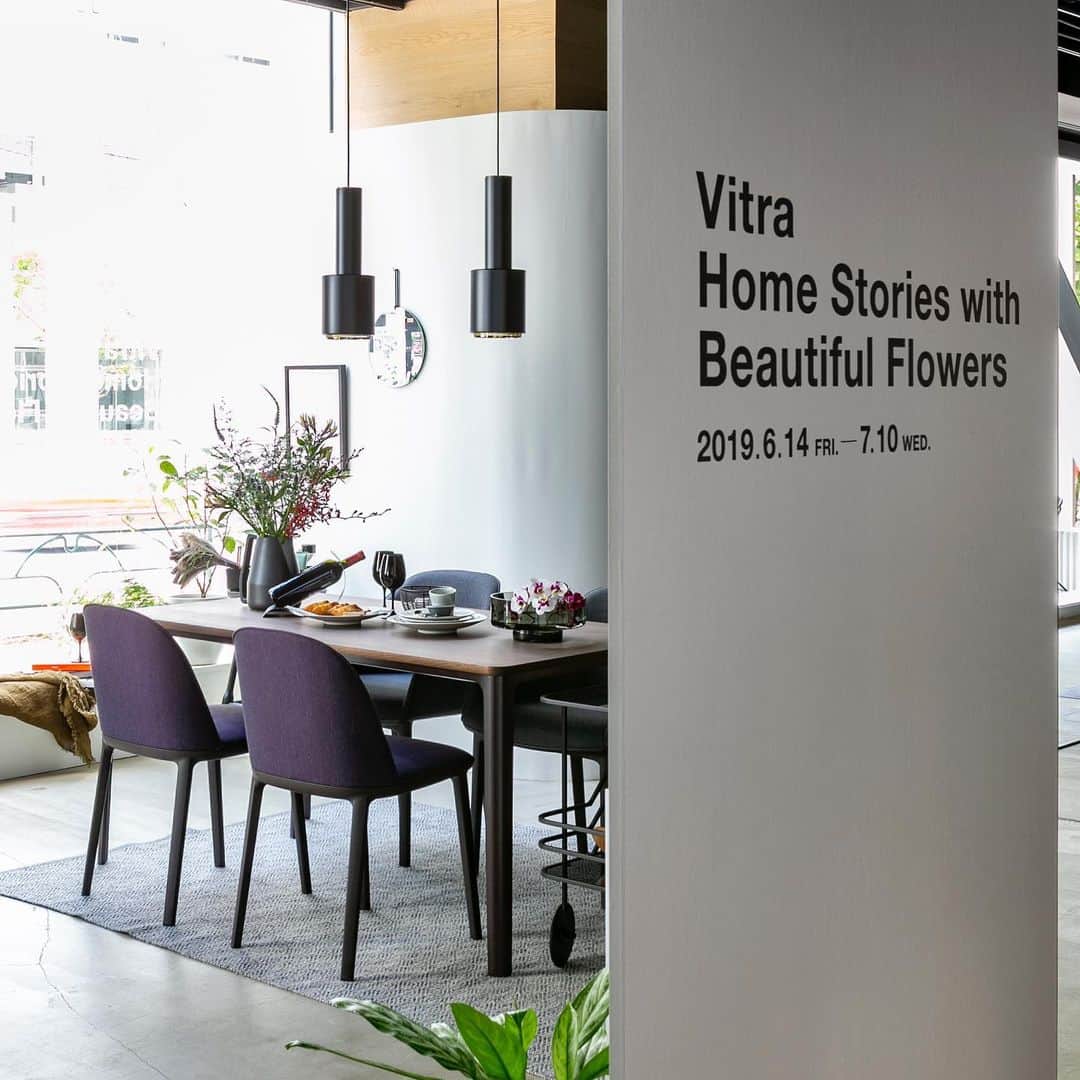Vitra Japanさんのインスタグラム写真 - (Vitra JapanInstagram)「東京・六本木にあるインテリアショップ、リビング・モティーフで展開中の〈Vitra Home Stories with Beautiful Flowers﻿〉会期は早くも明日まで！限られたスペースでの暮らしを、デザインの力で美しく豊かに住まうヒントがたくさん。ぜひ足をお運びください。﻿﻿ ﻿ 都会のコンパクトな居住空間における「ヴィトラのある暮らし」を提案し、店内1Fではパリをイメージしたリビング・ダイニングシーンを、まだ移動花屋 gui によるフラワーアレンジメントが華やかに彩ります。﻿﻿ ﻿﻿ 抽選で素敵なプレゼントが当たるinstagramキャンペーンも明日まで。ご自宅からも参加できます。ご応募お待ちしております！﻿ ﻿﻿ Vitra Home Stories with Beautiful Flowers﻿﻿ 会期 : 2019年6月14日 - 7月10日﻿﻿ 会場 : リビング・モティーフ﻿﻿ 住所 : 東京都港区六本木5-17-1 AXISビル 1F﻿﻿ 時間 : 11:00 - 19:00﻿﻿ ﻿﻿ instagram キャンペーン﻿﻿ 参加方法 :﻿﻿ 1. @livingmotif をフォロー﻿﻿ 2. #vitra_livingmotif をつけてAまたはBの写真を投稿﻿﻿ A. Vitra Home Stories with Beautiful Flowersの会場の写真﻿﻿ B. ご自宅の「花のあるインテリア」の写真﻿﻿ ﻿ ﻿ ﻿﻿﻿ #vitrahomestory #vitra #vitraaccessories #vitra #vitrajapan #リノべる  #ヴィトラ #ヴィトラジャパン #インテリア好きな人と繋がりたい #リビングインテリア #リビング #リビングルーム #ソファ #ニューヨーク #ポルダーソファ #前田有紀  #gui #vitra_livingmotif」7月9日 20時08分 - vitra_japan