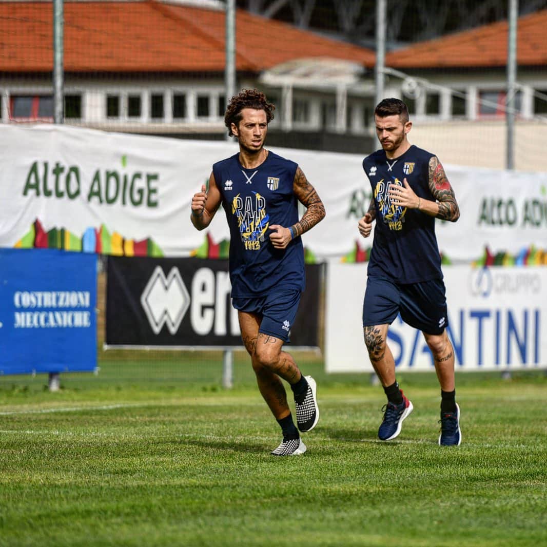 のインスタグラム：「Si ricomincia 💪🏻🔶🔷 #ritiro #pratoallostelvio #parmacalcio1913」