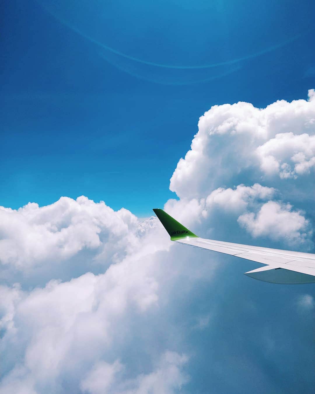 Jussiville JV Partanenのインスタグラム：「Flying again finally 😁 ~~ #abovetheclouds #upintheair #icedance #athlete #travel #france #lyon #training #camp」