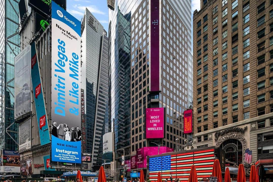 Dimitri Vegas & Like Mikeさんのインスタグラム写真 - (Dimitri Vegas & Like MikeInstagram)「Mom we’re on Times Square! Wow, #instagram is going viral 🙌🏻」7月10日 1時35分 - dimitrivegasandlikemike