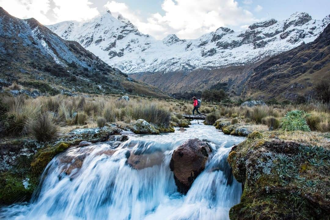 マーモットさんのインスタグラム写真 - (マーモットInstagram)「Deep silence. Seldom visited sacred spaces are where wisdom flows. Marmot athlete Abbey Smith is transformed by the mountain spirit in the Peruvian Andes.  Photo: Dawn Kish  Get fully immersed in Marmot athletes Abbey Smith and Pete Takeda's big mountain bouldering adventure by watching The Imaginary in VR180 on Outside TV. Check out the link in our bio for the full playlist.  #Marmot #alpineclimbing #bouldering #bigmountainbouldering #andesmountains #peru #VR180 #virtualreality」7月10日 1時36分 - marmot