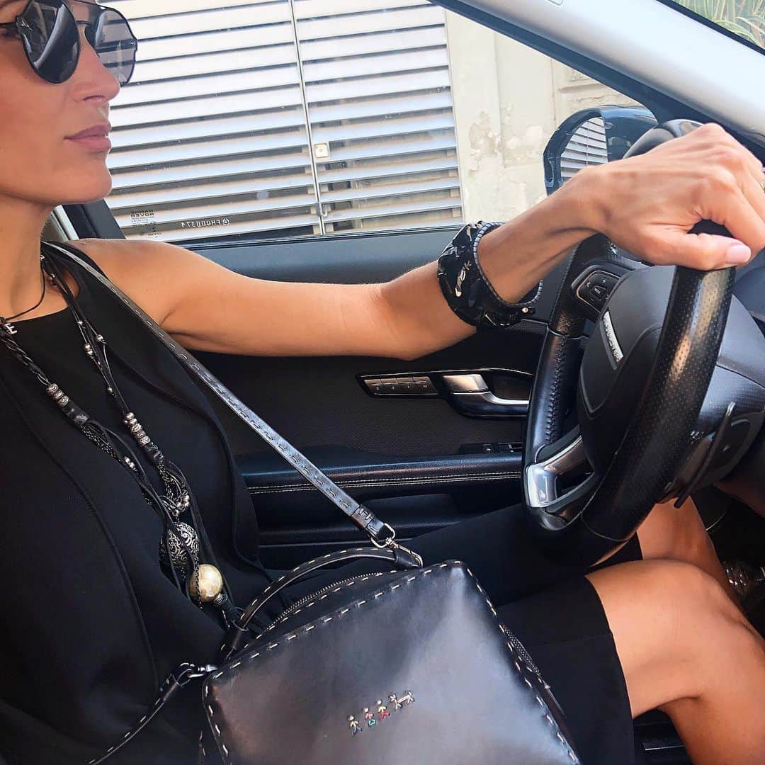 エンリーベグリンのインスタグラム：「Always ready to party..... #henrybeguelin#bag#necklace#bracelet#made#in#leather#vegetaltannedleather#black#color#family#bag#」