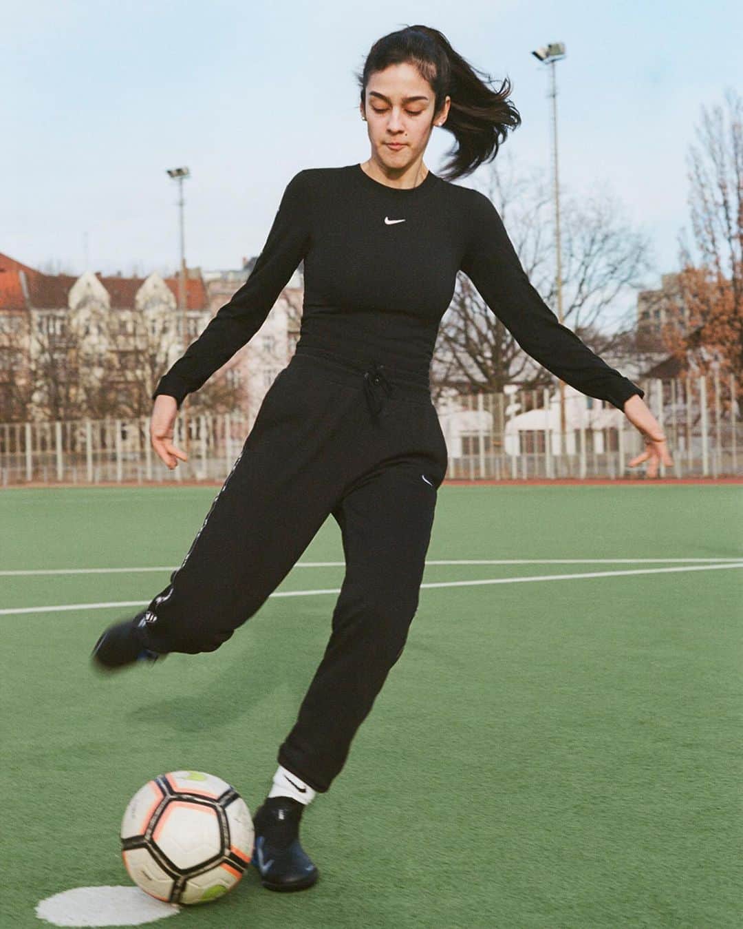 NIKEさんのインスタグラム写真 - (NIKEInstagram)「“‘Spit Fire, Dream Higher’ is the culmination of an incredible journey to unearth girls from around the world who have fought through oppression and continue to be resilient through their love for football. The documentary truly celebrates them and the grassroots communities they are a part of.” - @adwoaaboah ⠀ Don’t change your dream, change the world. #justdoit」7月10日 1時39分 - nike