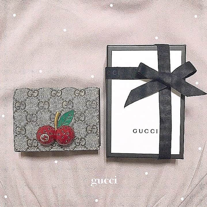 SUCLEさんのインスタグラム写真 - (SUCLEInstagram)「#ミニ財布 GUCCIのミニウォレットがかわいすぎるんです🎀  シックだけどキュートなデザインに一目惚れしちゃいそうですよね💌  ぜひチェックしてみてください！  photo by @_aligrm ﻿﻿﻿ Sucle のBASEにて、Sucleオリジナル巾着ポーチを販売中✨﻿ ﻿ プロフィールのURLかストーリーズのURLからジャンプできるので、ぜひチェックしてみてください👀﻿ ﻿ @sucle_ では紹介する写真を募集中👧🏻﻿﻿ ﻿﻿﻿﻿﻿ ﻿﻿﻿﻿﻿﻿﻿﻿﻿﻿﻿﻿﻿ タグ付けやハッシュタグをつけてくれた投稿からもピックアップした写真をリポストしています！﻿﻿﻿﻿﻿﻿﻿﻿﻿﻿﻿﻿﻿﻿ #sucle をつける か このアカウントをタグ付けして投稿してね📸﻿﻿﻿﻿﻿﻿﻿﻿﻿﻿﻿﻿﻿﻿ ﻿ #ミニウォレット #グッチ #GUCCI #ブランド財布 #折り財布 #wallet #リボン #置き画くらぶ #置き画倶楽部 #置き画くら部 #ブランド #かわいい #ピンク好き ﻿﻿#さくらんぼ #ファッションアイテム #ファッション #おきがくらぶ #バッグの中身 #カバンの中身 #シュクレ」7月9日 20時18分 - sucle_