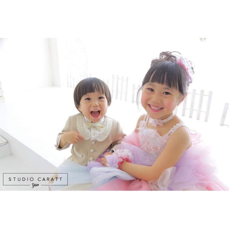 のインスタグラム：「* * 楽しく撮影出来たねっ♪ 2人とも Nice Smile ☺︎❤︎ * * * #studiocaratt #photostudio #スタジオキャラット #写真館 #大阪 #八尾 #アリオ八尾 #スタジオリニューアル #kidsphoto  #仲良し姉弟 #きょうだいフォト #girl #dress #boy #tuxedo  #photooftheday #cute #smile  #instagood #ig_kids #kids_japan_ootd #instalike #photography」