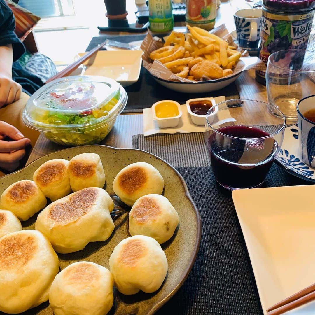 サトウヒロコさんのインスタグラム写真 - (サトウヒロコInstagram)「🍞🍕✨ 第1回『パンパーティー』✨ 👯‍♀️👩‍❤️‍👩 ・ 全然上手じゃないけど、美味しい美味しいって食べてくれて嬉しかった。 家族以外で食した第1号。 お土産沢山。 持つべきものはゆみちゃんだね^_^ ・ 母が麺棒をくれたのでピザも焼いてみることに。 コストコのチーズを頑張って切っておいてよかった〜 スケッパーとチーズの見分けがつかない...笑笑 ・ オーブンなくても簡単に作れて嬉しいね。 ・ 「次はアンパンとカレーパンを作るね」と言うと、 『そしたらジャムおじさんって呼んであげるね！』とゆみちゃん。 1番好きなパンがまさかのラインナップだったとは気づきませんでした。 せめて"ジャムおばさん"って呼んでもらおっと。 ・ ・ #サトウヒロコ #hirokosato #パン部 #フライパン料理 #フライパンパン #パンパーティー #ヘルシーパン #CafeHiroko #クッキング #女子会 #アラフォー女子 #like4like #followme #instagood #instalove #instafood #instalike #instagram #inst」7月9日 20時19分 - satohiroko1208