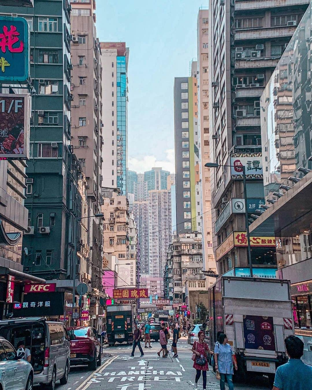 Kazukiのインスタグラム：「. hongkong🇭🇰 street viw . . #hongkong#instameethk#hongkongart#indies_gram#ftwotw#illgrammers#portfolio#portraitmood  #sonyalpha#sonya7sii#travel#Photo#sony #instameethk#indies_gram#ftwotw#illgrammers#portfolio#portraitmood#sonyalpha#travel#disneylandtokyo#japan#postthepeople#shotzports#moodyfilm#moodyportraits#portraitgame#portraits#tokyocameraclub#discovertokyo#doports」