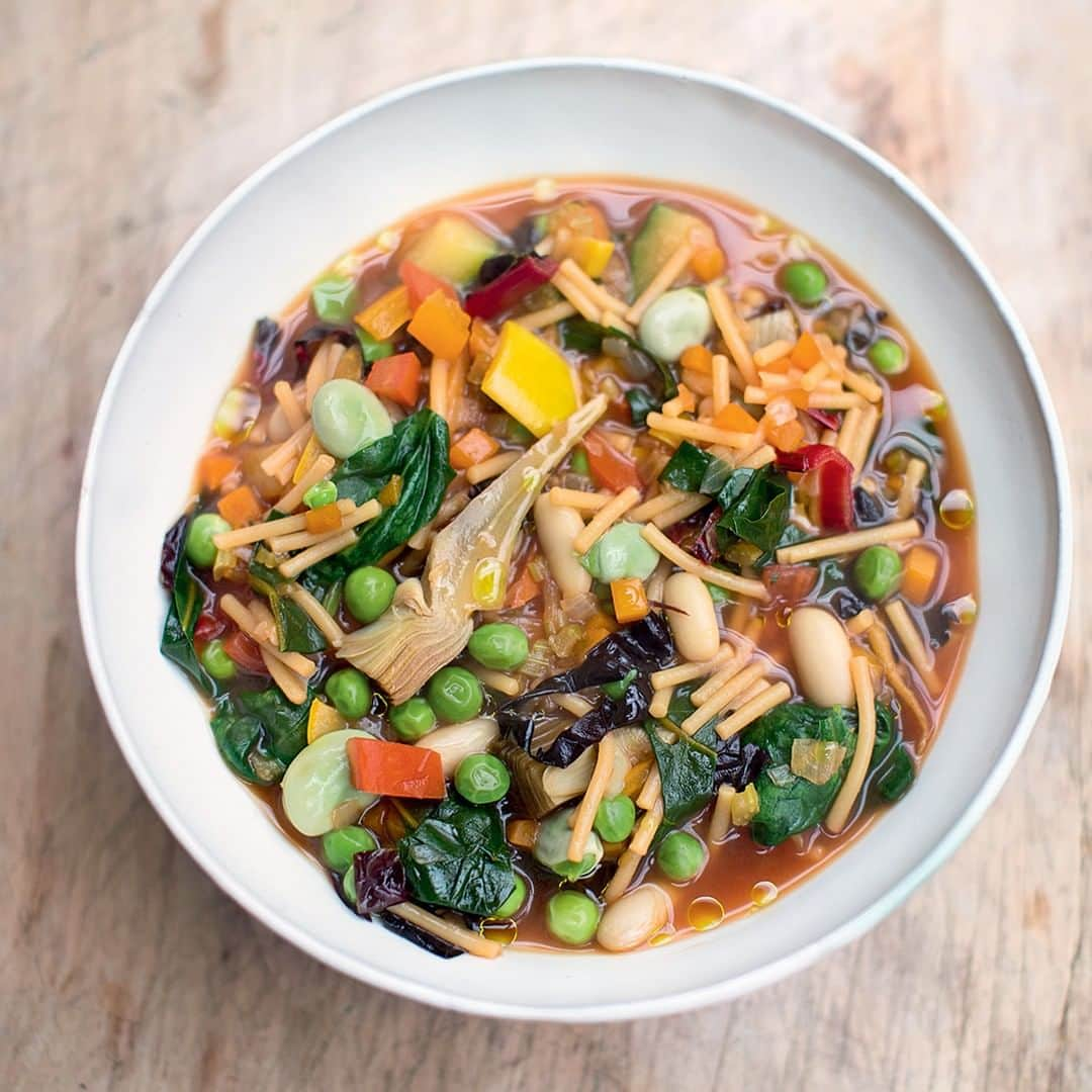 ジェイミー・オリヴァーさんのインスタグラム写真 - (ジェイミー・オリヴァーInstagram)「Super Food Family Classics p212 | My four seasons minestrone, is minestrone 4 ways celebrating all the beautiful veggies in season throughout the year. This is my summer minestrone. You get all your 5-a-day one just one bowl of this deliciousness. Using artichokes, tomatoes, chard, fresh peas and broad beans, this one is a beauty.」7月9日 20時16分 - jamieoliver