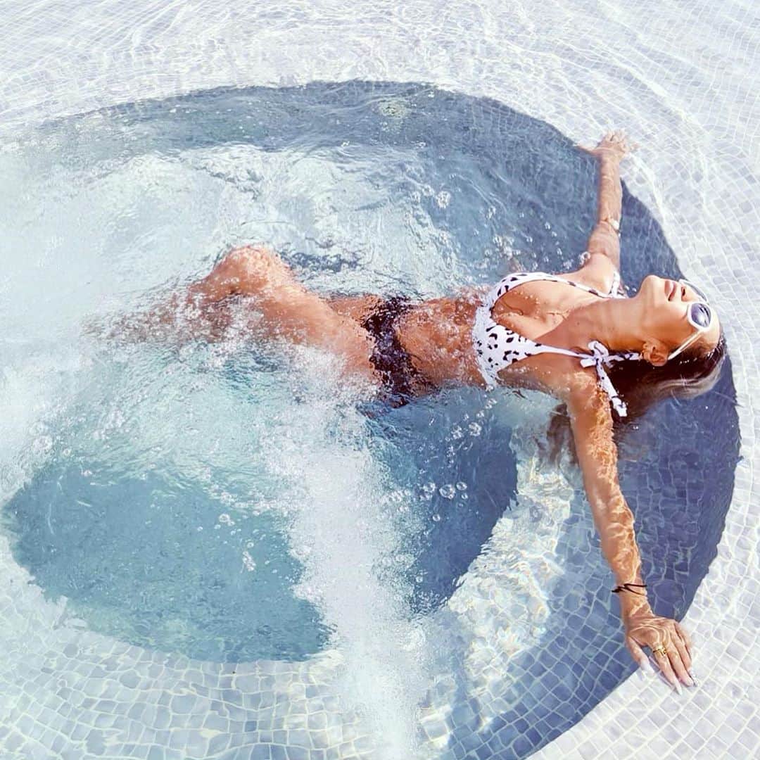 荒木さやかさんのインスタグラム写真 - (荒木さやかInstagram)「good times...💙 サントリーニのホテルについた❤︎ でもこの写真はミコノス😂 だからややこしい←😂 #pool #goodtimes #Mykonos #ミコノス島」7月9日 20時28分 - araki_sayaka