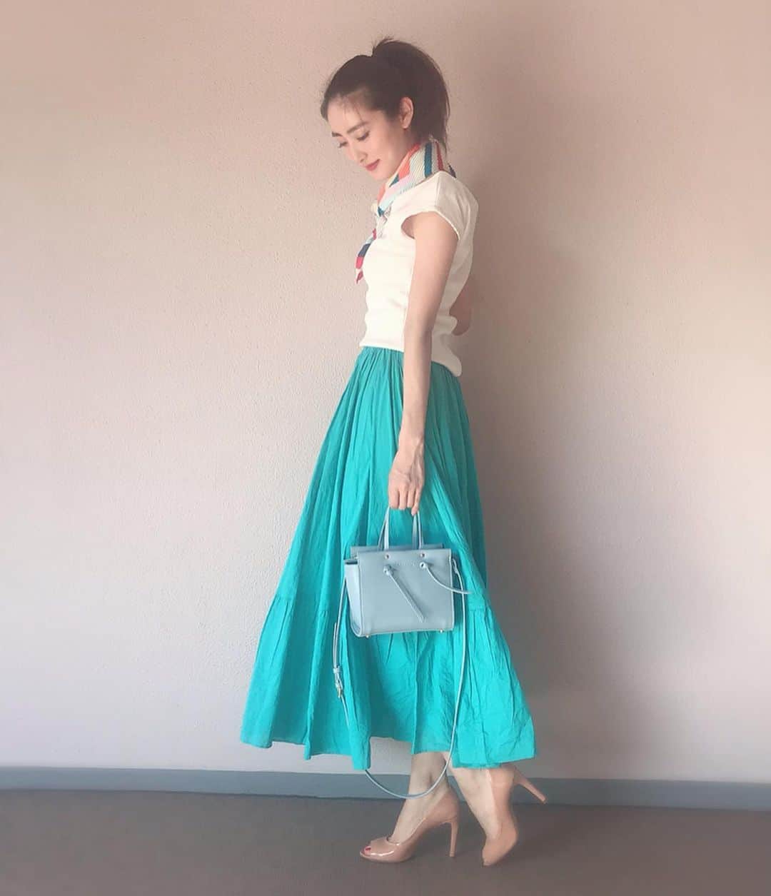 のインスタグラム：「👗👗👗 . 地中海の街をイメージ💙 1つ前のpostと同じスタイル。 差し色プラスで雰囲気が変わるSKがお気に入り👗✨」