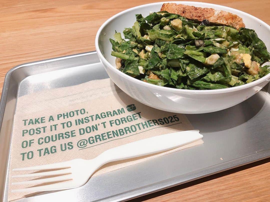 新井里茄さんのインスタグラム写真 - (新井里茄Instagram)「eat your greens 🥬  #greenbrothers#saladalunch#yum#veggiesforlunch」7月9日 20時29分 - rika.park