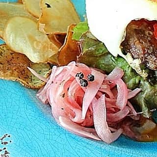 miyukiさんのインスタグラム写真 - (miyukiInstagram)「. ✾ココナッツカレーランチ✾ ～おひとり様リメイクご飯～ . . よくｸｯｸﾊ゜ｯﾄﾞID:[4468739]みたいな感じで 手羽元を使って鶏ガラ出汁を 作っとくんですが… . . . スープが先に無くなって 鶏肉があまるので そのお肉を使ってなんちゃって 簡単ココナッツチキンカレーで おひとり様ランチ♪ 圧力鍋で煮てるので骨から 簡単にお肉がほどけます(˶ᵔᵕᵔ˶) . . . ❶ココナッツチキンカレー ❷チーズトースト米粉パン ❸ピクルス . . . ❶ｸｯｸﾊ゜ｯﾄﾞID:[3801877]を参考に きのこと玉ねぎを足してトマトトッピング！ ❷[共立食品株式会社 基本のフライパンで米粉パン] で検索したのを参考に以前作って 冷凍保存してたもの！ ❸ｸｯｸﾊ゜ｯﾄﾞID:[1898623]を参考に りんご酢と蜂蜜で作り置きしてたもの！ . . . 昨日の#⭐隠れミッキーを探せ⭐ の答えは 黒胡椒でした♪ . . . #ココナッツミルク#エスニックカレー#チキンカレー#カレー粉#ナンプラー#米粉パン#グルテンフリー#ピクルス#おうちカフェ#簡単ごはん#ふたりご飯#発酵食品#隠れミッキー#発酵#まごわやさしい#腸活#菌活#料理記録#無添加#関西ママ#マカロニメイト#フーディーテーブル#デリスタグラム#クックパッド#Disney#delimia#lin_stagrammer#🍴mskitchen🍴」7月9日 20時32分 - _miyukitchen_