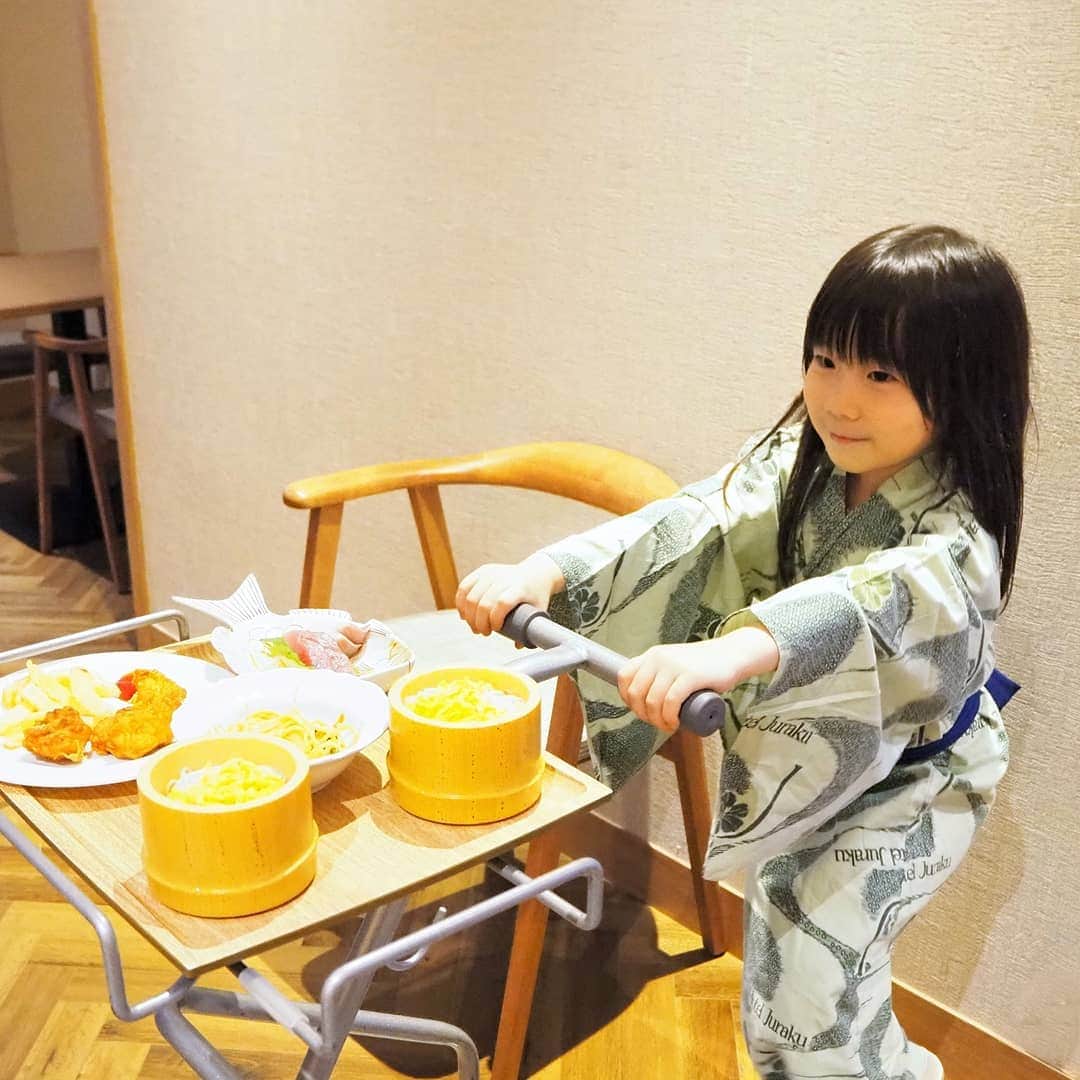 Kuboi Ayumiさんのインスタグラム写真 - (Kuboi AyumiInstagram)「旅行での楽しみといえば、やっぱりおいしいお料理ですよね。  先日、家族で水上温泉に行ってきました。  宿泊に選んだのは、「みなかみホテルジュラク」。 夕食・朝食がついていたのですが、もう大満足。 開放感があり、ウッド調のきれいなダイニングブッフェ「KAWATONE」にていただきました。  ローストビーフや鮎の塩焼きがあったり、何から食べようか迷っちゃう。  私が行ったときにはチーズフェアが開催されていて とろっとラクレットチーズや、カプレーゼ、ホールチーズのパスタなども堪能できました。 焼きたてのピザも最高でした！ そして、たまには…ママ＆パパはチーズの盛り合わせとワインで幸せなひと時を。  娘もお気に入りの料理があったようで、何度も取りに行くくらいたくさん食べていました。  赤ちゃん用の離乳食や子ども向けのメニューや食器などが揃っていたので 小さいお子様連れの旅行でも安心です！  デザートもいろいろあったのですが、娘たちが喜んだのは自分でアイスやトッピングを選べる コールドストーンアイス。 目の前で作ってくれるアイスに大興奮でした！  写真見ていたら、また泊まりたくなってきちゃった☆  #家族旅行 #群馬旅行 #みなかみ #水上温泉 #インスタ映え #フォトジェニック  #ホテル #hotel #みなかみホテルジュラク #宿泊体験記 #travel #gunma  #ドライブ #drive #温泉 #onsen #浴衣  #travelgram #dinner #gourmet」7月9日 20時32分 - himekagami