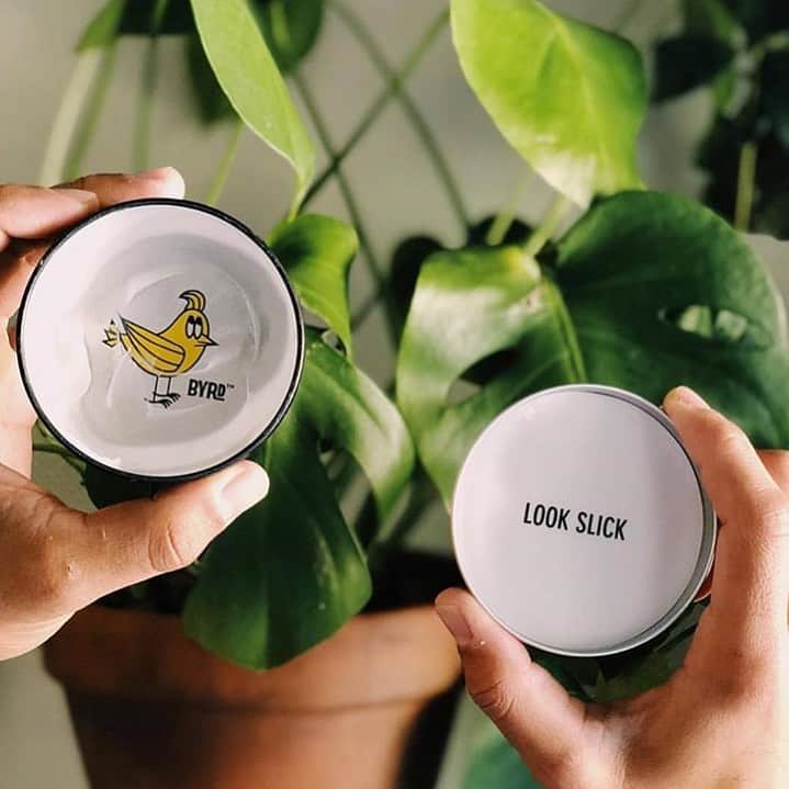 UNBY GENERAL GOODS STOREのインスタグラム：「カルフォルニアのポマード @byrdhair は、スタイリングに特化した新しいタイプのポマードです。海上がりにもヘアスタイルが決まるようにつくられ、ビーチをイメージした香りに、みなさん必ずノックアウトされます‼️UNBYオープンからずっとセレクトしつづけているヘアプロダクトです。 3枚目は、可愛いキャラクターのバードちゃんにワイルドなヒゲが生えていて、ビックリしてそのままあげてみました。本編とは全く関係ございませんので、あしからず...😎 . . . .  @byrdhair @byrdhair_japan #ヘアプロダクト #ポマード #ポマードスタイル #byrd #byrdhair #pomade #haircombing #beachcombing  #summeressentials #menstyle #haircalifornia #flockmember #jointheflock」