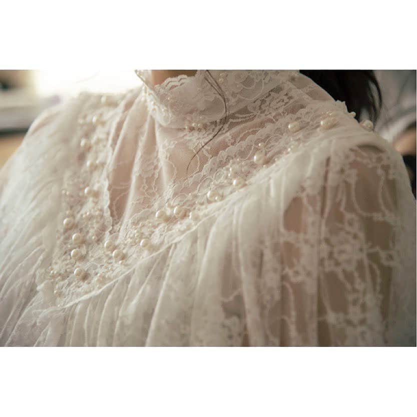 永瀬かおるさんのインスタグラム写真 - (永瀬かおるInstagram)「ドレスは母が昔、 オーダメイドで作ったウェディングドレスをリメイク👗 @soimeme_tokyo さんにお願いしました🤲  アクセサリーは先輩のハンドメイドブランド @jyushijyo のイヤーカフ&ピアスの一点物を🌷  思い入れのある、 身につけると心が温まる世界に一つの素敵なものたち。  #weddingdress #wedding #vintage #remake #handmadejewelry #handmadeaccessory  #ウェディングドレス #リメイク #ドレスリメイク #オーダードレス #ウェディングアクセサリー #樹脂の女 #樹脂アクセサリー #レジンアクセサリー #染め屋とモデルの結婚式」7月9日 20時40分 - nagase_kaoru