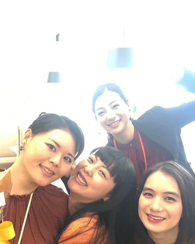 川面千晶のインスタグラム：「こちらのドラマ『僕はまだ君を愛さないことができる』に青江瞳ちゃん役で出演しております‼ 一枚目は〜足立さん〜たまよ〜山田さん〜 二枚目は〜クランクアップでいただいたお花‼（&トッポ） 三枚目は〜共演者の方が撮ってくれたダブルピース川面。 四枚目五枚目はドラマの詳細でございまする‼ 是非よろしくお願い致します😃 #僕はまだ君を愛さないことができる」
