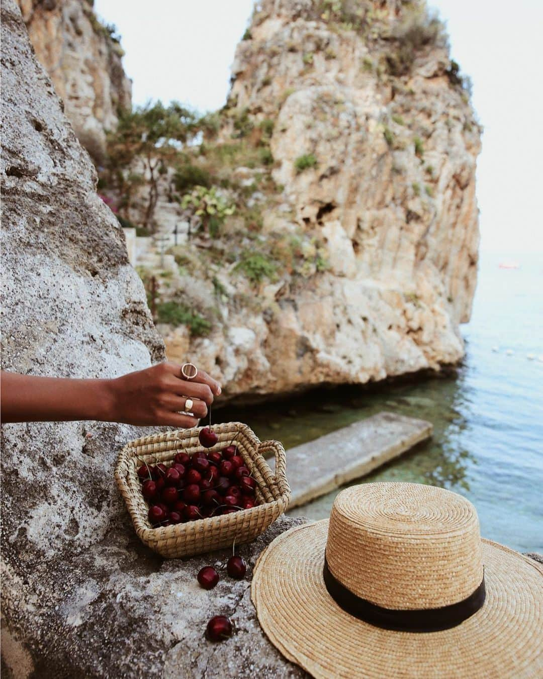 ジュリー・サリニャーナさんのインスタグラム写真 - (ジュリー・サリニャーナInstagram)「🍒🍒🍒」7月9日 20時53分 - sincerelyjules