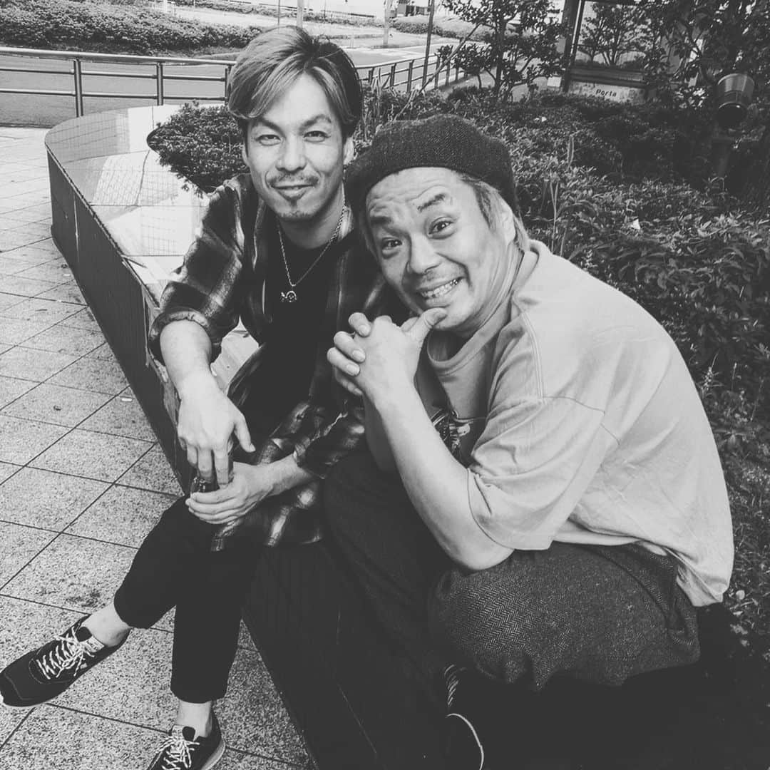 N∀OKIさんのインスタグラム写真 - (N∀OKIInstagram)「京都大作戦メモリー図  ずっと楽しすぎて ほぼ写真ぬい  ポンブース前 コヤマ家が 右折１回したら 俺の家に着く 家近いヤバイ後輩  何気に出会ってから 古いJ-REXXX レゲエ枠から 天晴れ ライブぶち上げてた  最終日打ち上げ しずちゃん初めまして 同い年サンボ山ちゃん 奇跡のHEY-SMITHI  最後は打上げ〜 ランチキ終わり 満身創痍の私 京都駅前にて 桜井誠 偶然遭遇 普通絶対あの場所では 会わんで…マジで  あ〜オモロかった  おおきにした  #京都大作戦2019」7月9日 20時53分 - chairoy1945