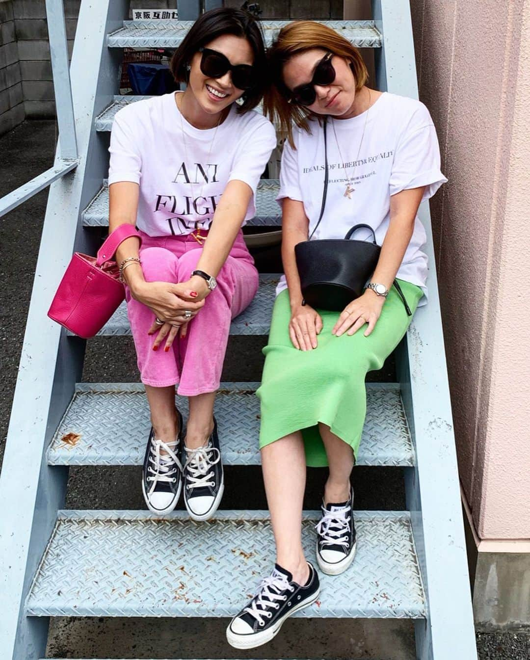 田中彩子さんのインスタグラム写真 - (田中彩子Instagram)「. 水着たのしみにしてるでっ💓 @kurinasakamoto 💓 ボブとボブっ💇🏽‍♀️💓 . 👈 Tee... @gypsohila.jpn #gypsohila  pants...#ronherman  shoes...#converse  bag... @ayako_bag #ayakobag . . 👉 Tee... #gypsohila  skirt...#stunninglure  bag...#ayako sunglasses...#bottegaveneta . 息子 ママーズボン前と後ろ反対やでー 私 こーゆーデザインもあるねんでー 息子 そーなん！可愛いなあ . だって😂💓笑 いっちょまえに😂💓 ほんで、このパンツの色味最高💓💯」7月9日 21時02分 - ayako_tanaka_