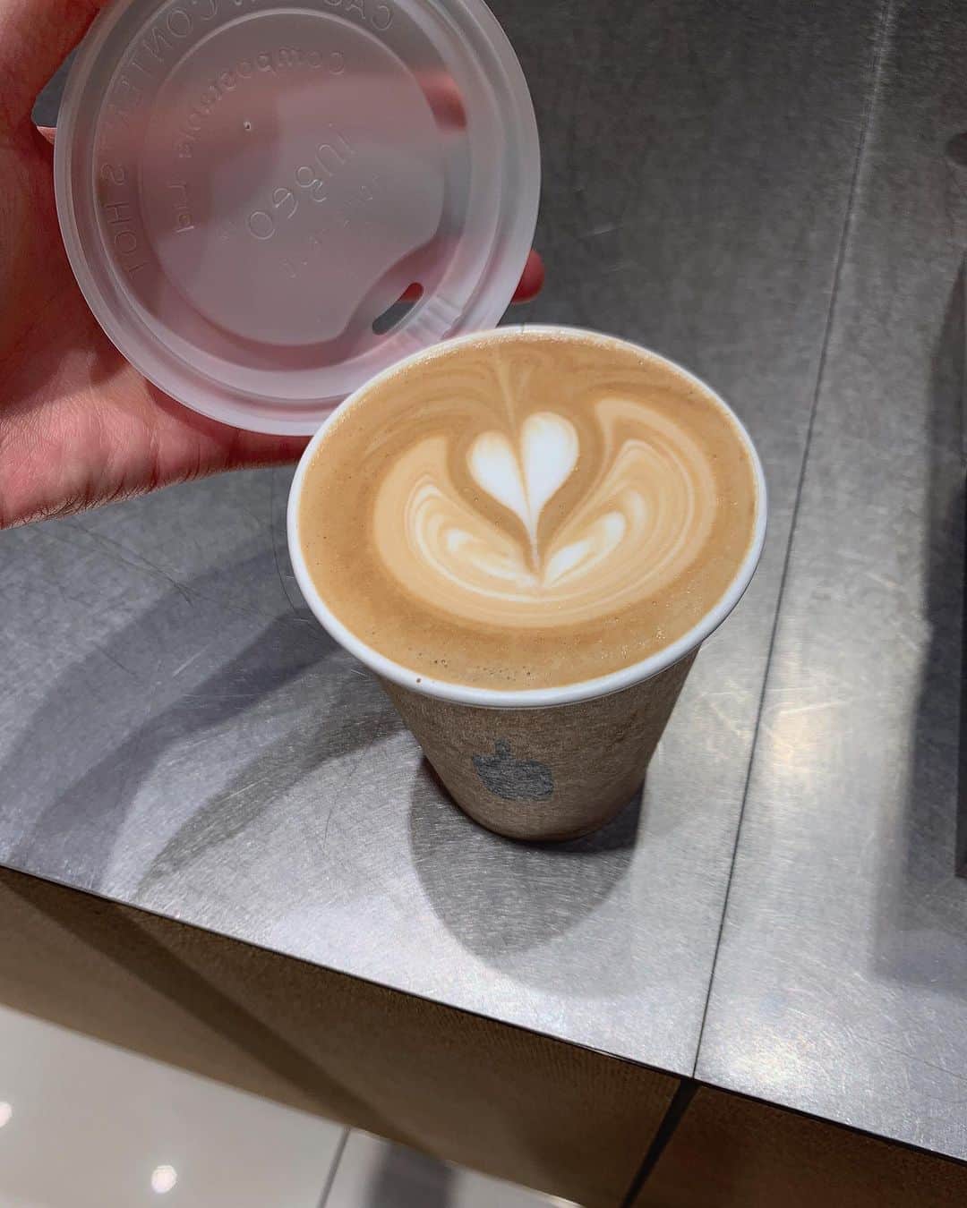 斉藤真木子さんのインスタグラム写真 - (斉藤真木子Instagram)「#bluebottlecoffee 今日の東京は肌寒かったのでホットラテに。「今日の豆的にブレンドの方がオススメです」って店員さんに言われたら、じゃそれで！って言っちゃっうよね☺︎カフェラテが美味しいおすすめのカフェ、教えてくださいっ」7月9日 20時57分 - saitomakiko628