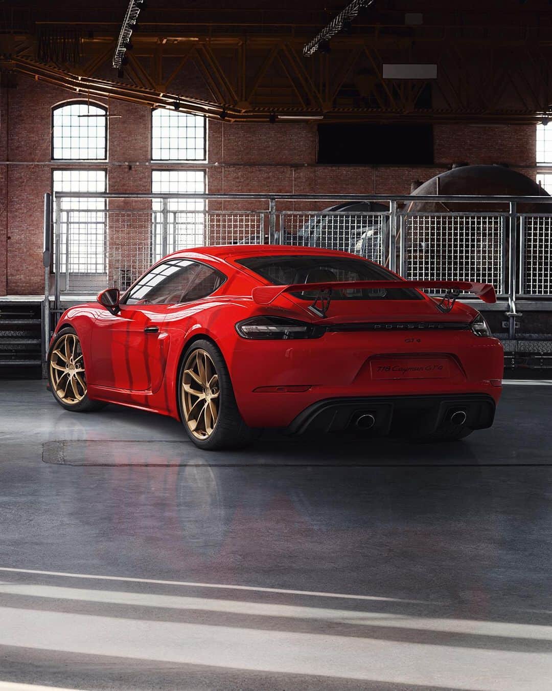 Porscheさんのインスタグラム写真 - (PorscheInstagram)「The new Porsche 718 Cayman GT4 is an uncompromising sports car, which can be altered to your individual needs. Select your favorite interior or exterior parts and enjoy the luxury of enhanced personalization. #PorscheExclusiveManufaktur  __  Combined fuel consumption in accordance with EU 6: 718 GT4: 10,9 l/100 km; CO2 emissions 249 g/km」7月9日 20時58分 - porsche